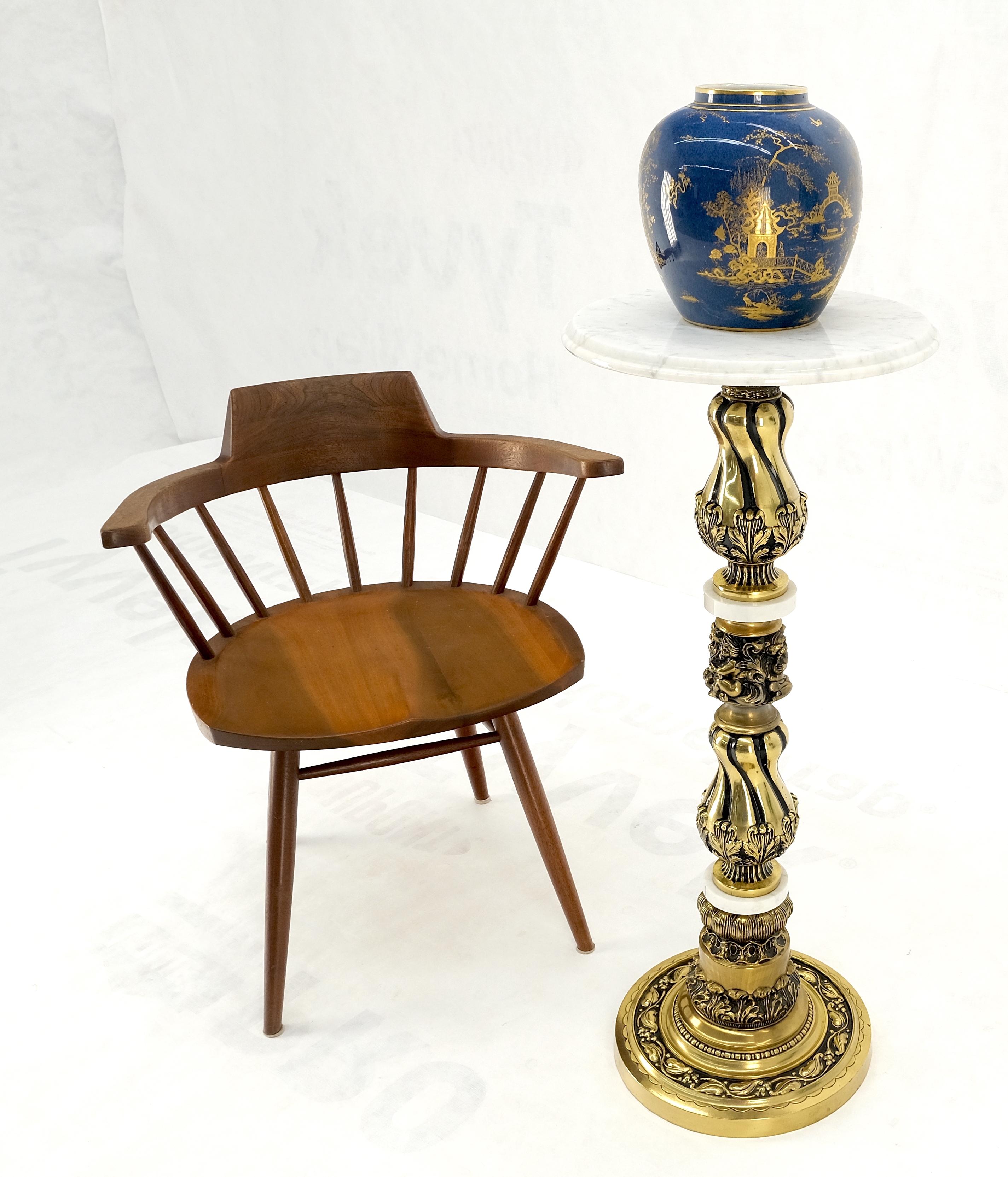 Pedestal redondo decorativo de latón y mármol ¡Menta! en venta 1