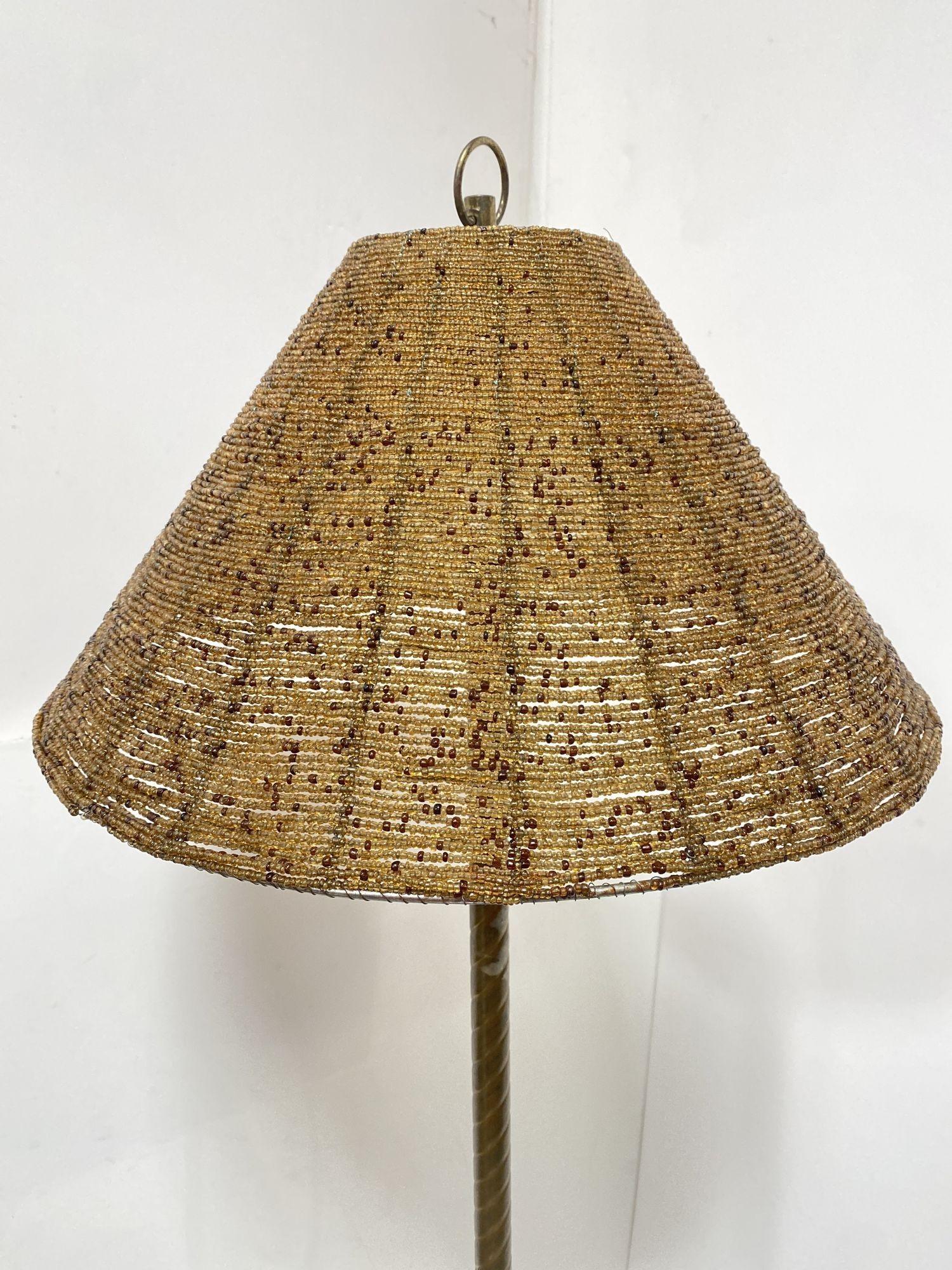 Lampada da terra in ottone e marmo Empire con paralume in perline In condizioni ottime in vendita a Van Nuys, CA
