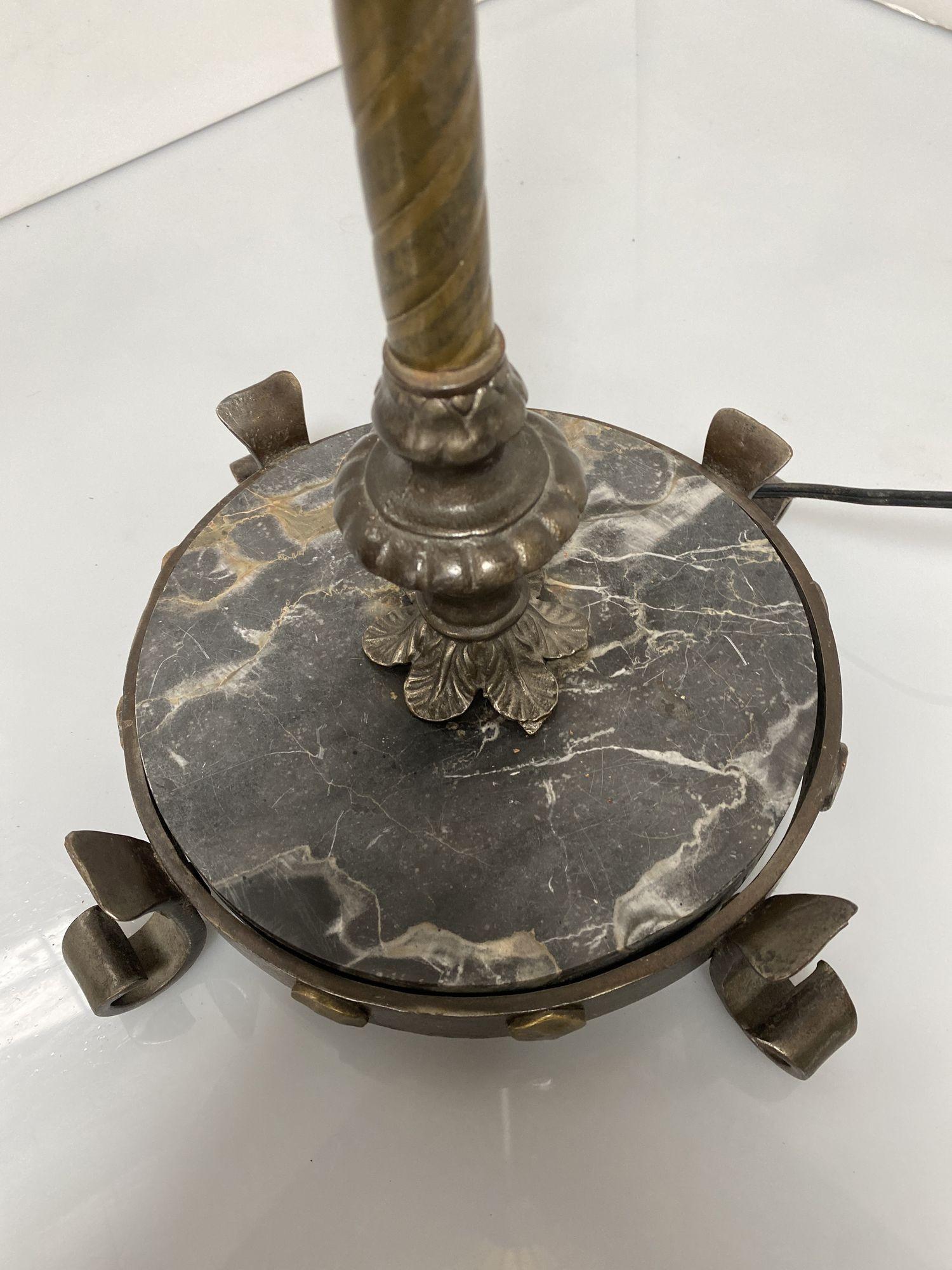 Metà XX secolo Lampada da terra in ottone e marmo Empire con paralume in perline in vendita