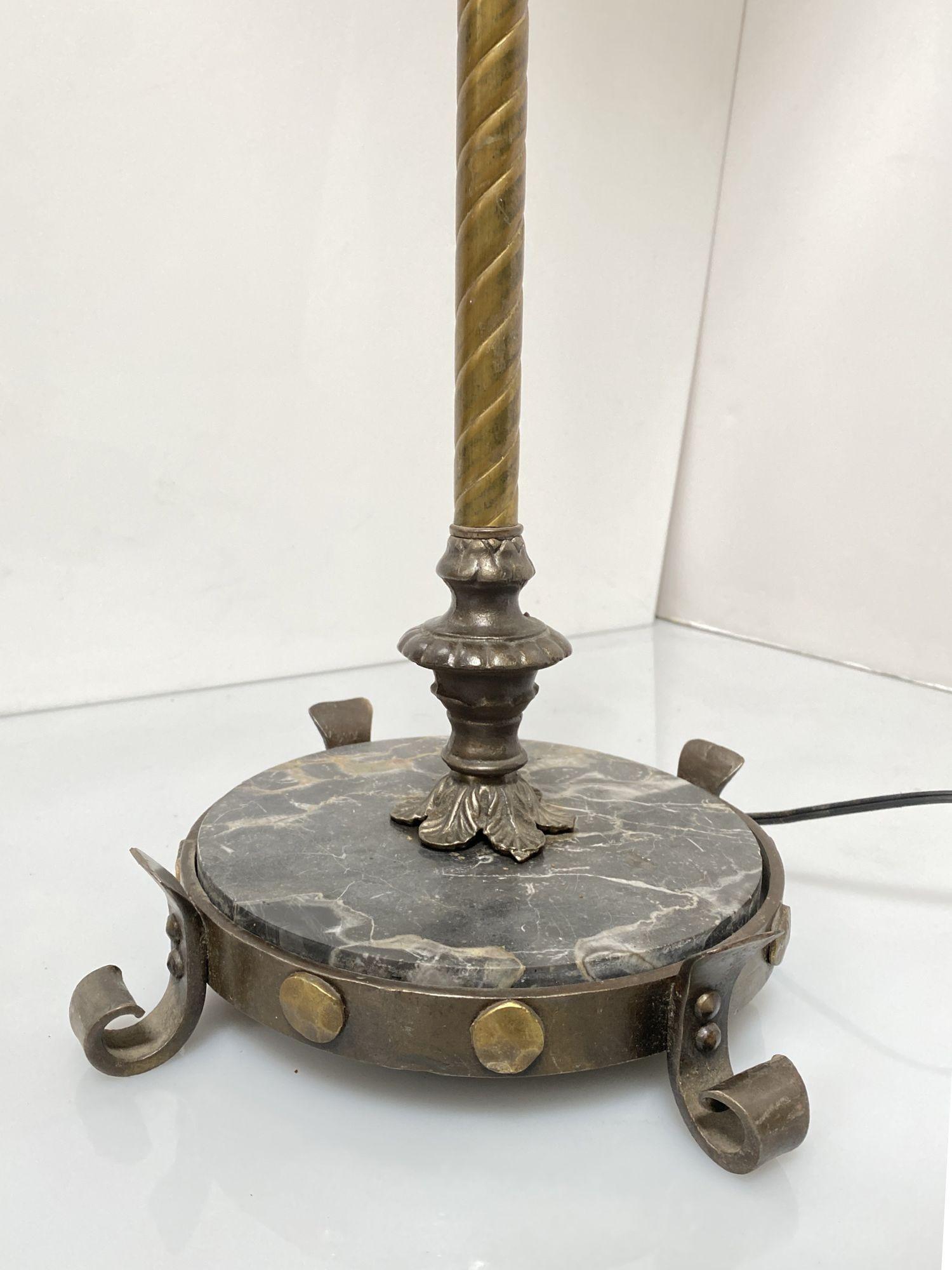 Laiton Lampe de plancher Empire en laiton et marbre avec abat-jour perl en vente
