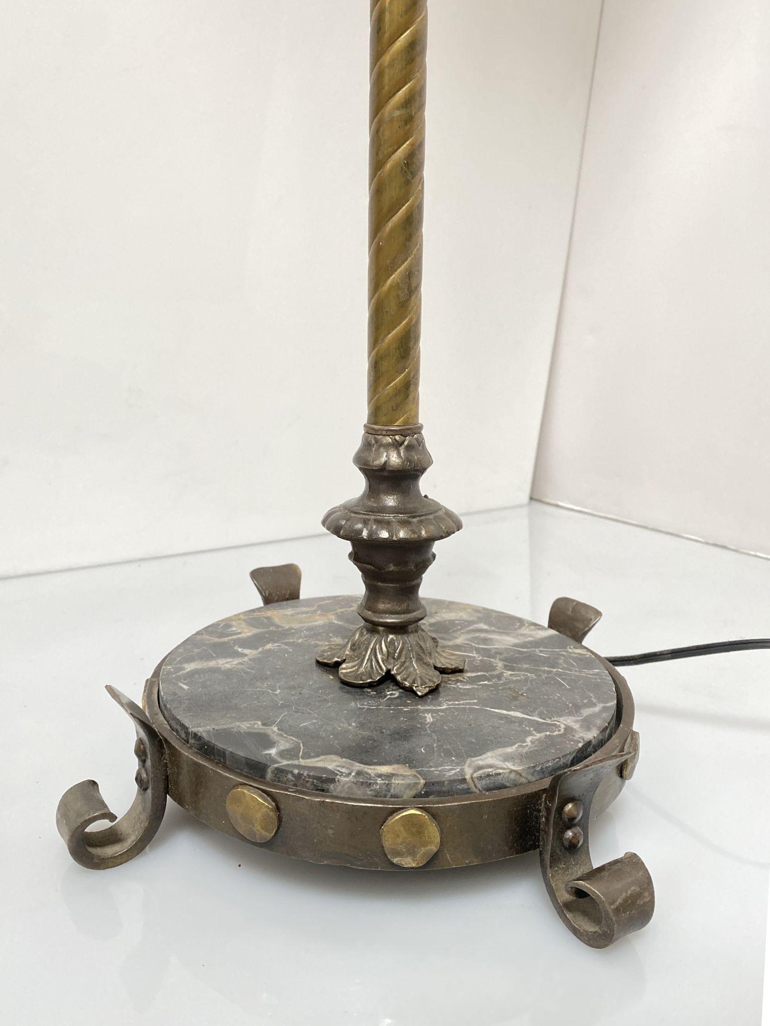 Ottone Lampada da terra in ottone e marmo Empire con paralume in perline in vendita