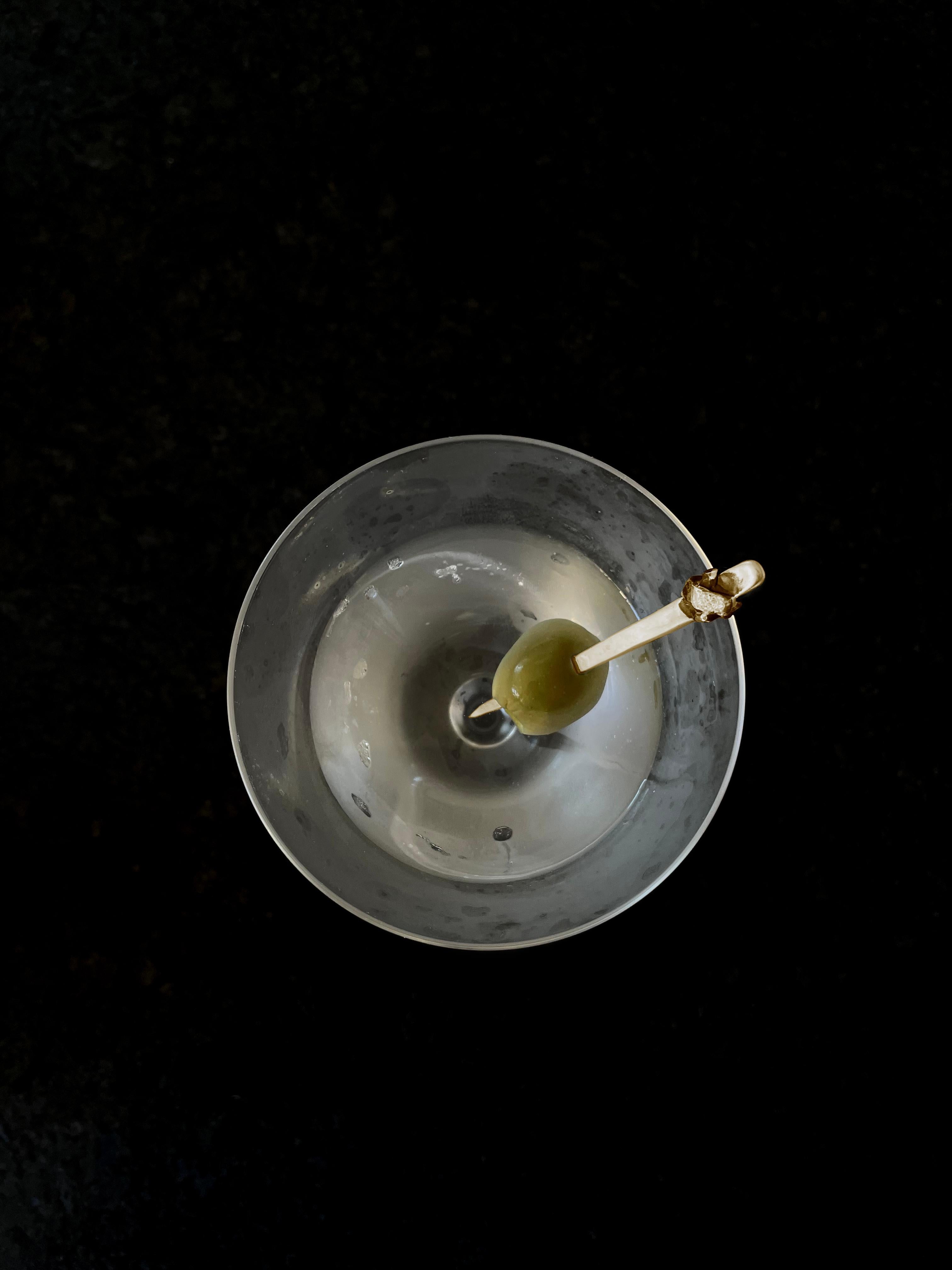 XXIe siècle et contemporain Couverts à Martini en laiton : ensemble de quatre pièces de cuissons à olives en laiton sculpté et moulé en vente