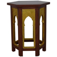 Mesa Mehrab de latón sobre madera hecha a mano en la India por Stephanie Odegard