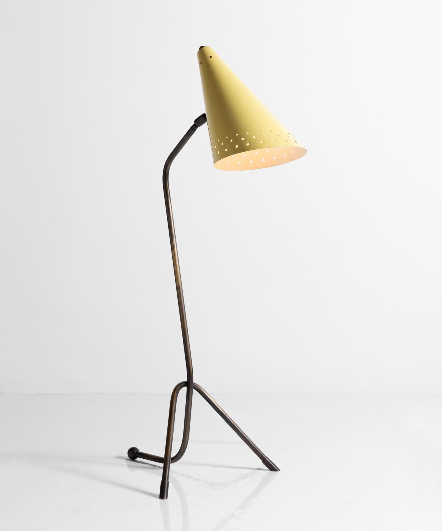 Brass & Metal Modern Table Lamp, Italy, circa 1950

Elegant and minimal form with pivoting shade in a beautiful soft yellow gloss.