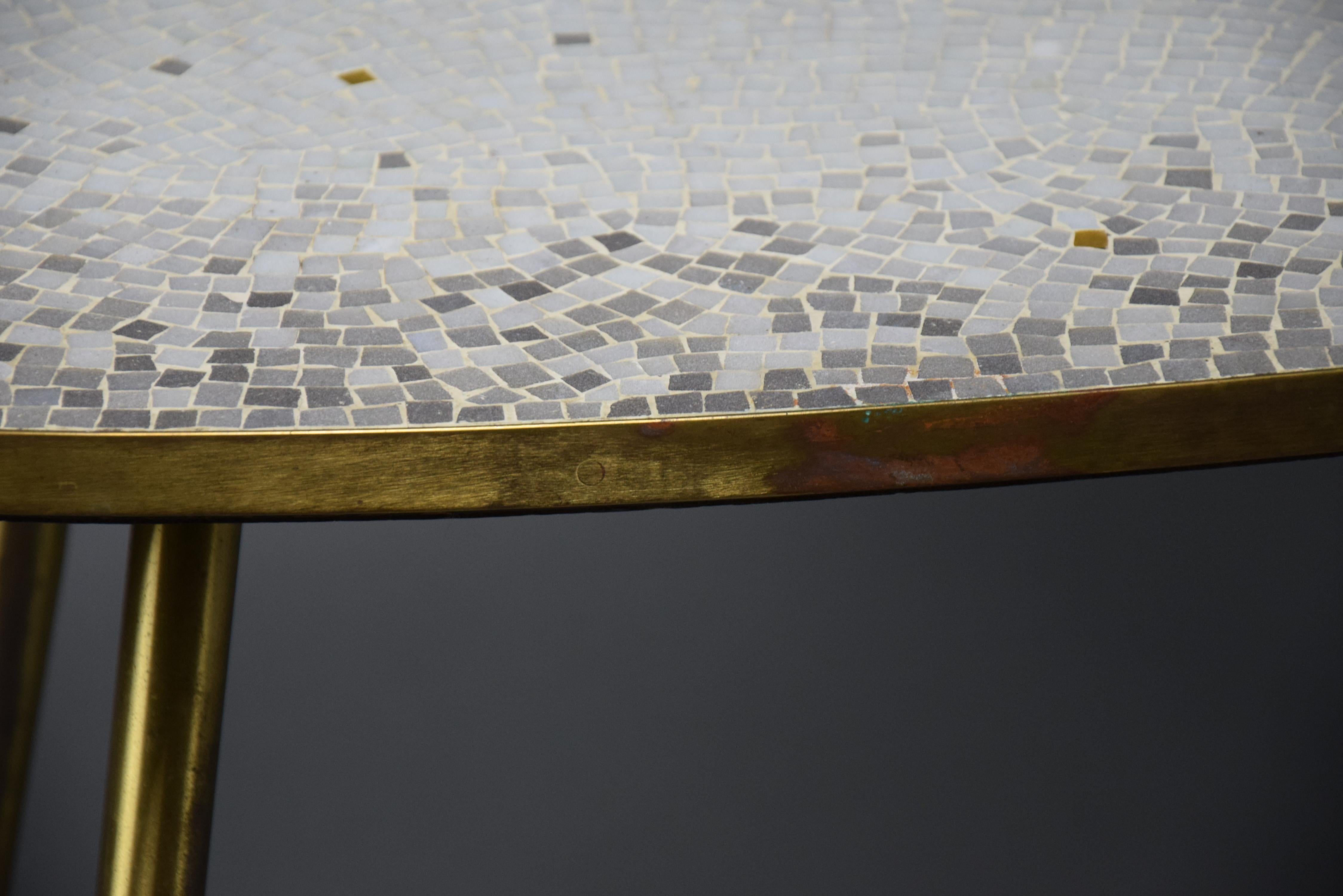 Ovaler Grauer Glasmosaik Couchtisch mit  mit goldenen Highlights (Mosaik) im Angebot