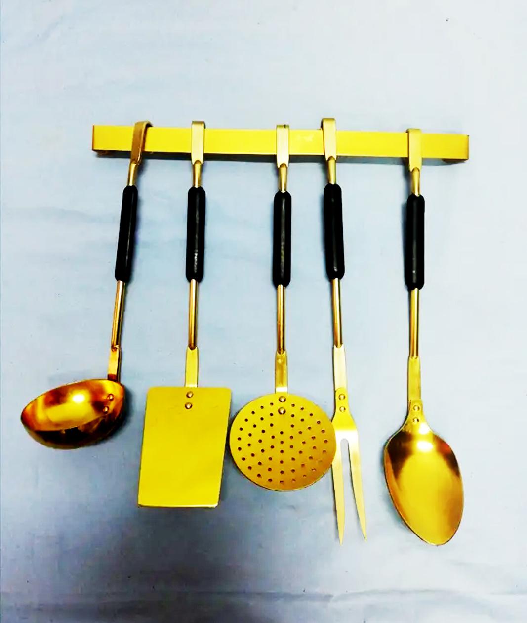 Old kitchen tools or utensils made of brass and plastic hanging from a hanging bar. Old kitchen appliance
 Midcentury 

Saucepan fork palette and serving pot

This set of brass utensils is ideal to decorate a kitchen of any style, , because its