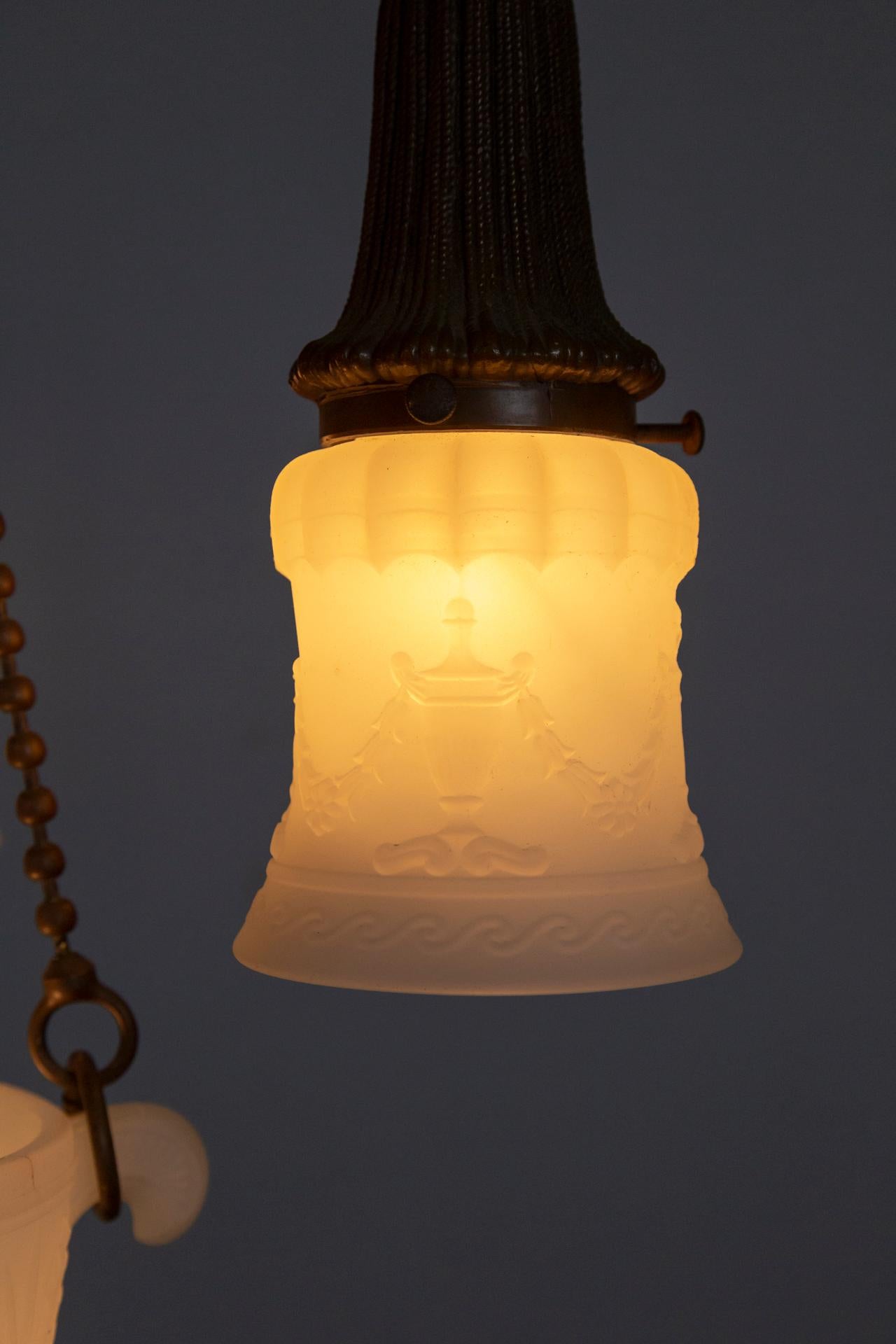 Lustre de style Pan en laiton et verre dépoli avec détails de corde et d'urne en vente 7
