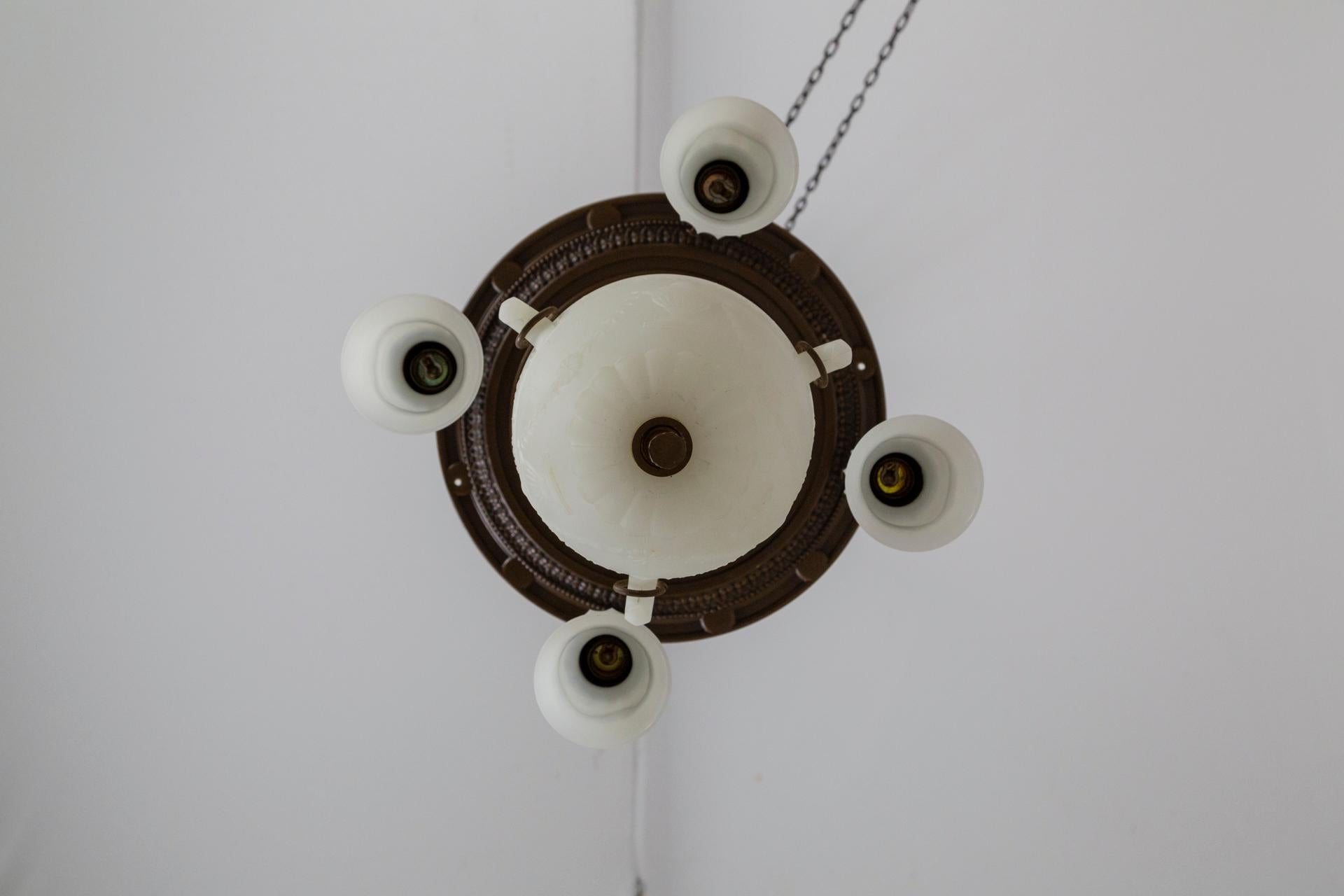 Lustre de style Pan en laiton et verre dépoli avec détails de corde et d'urne en vente 4