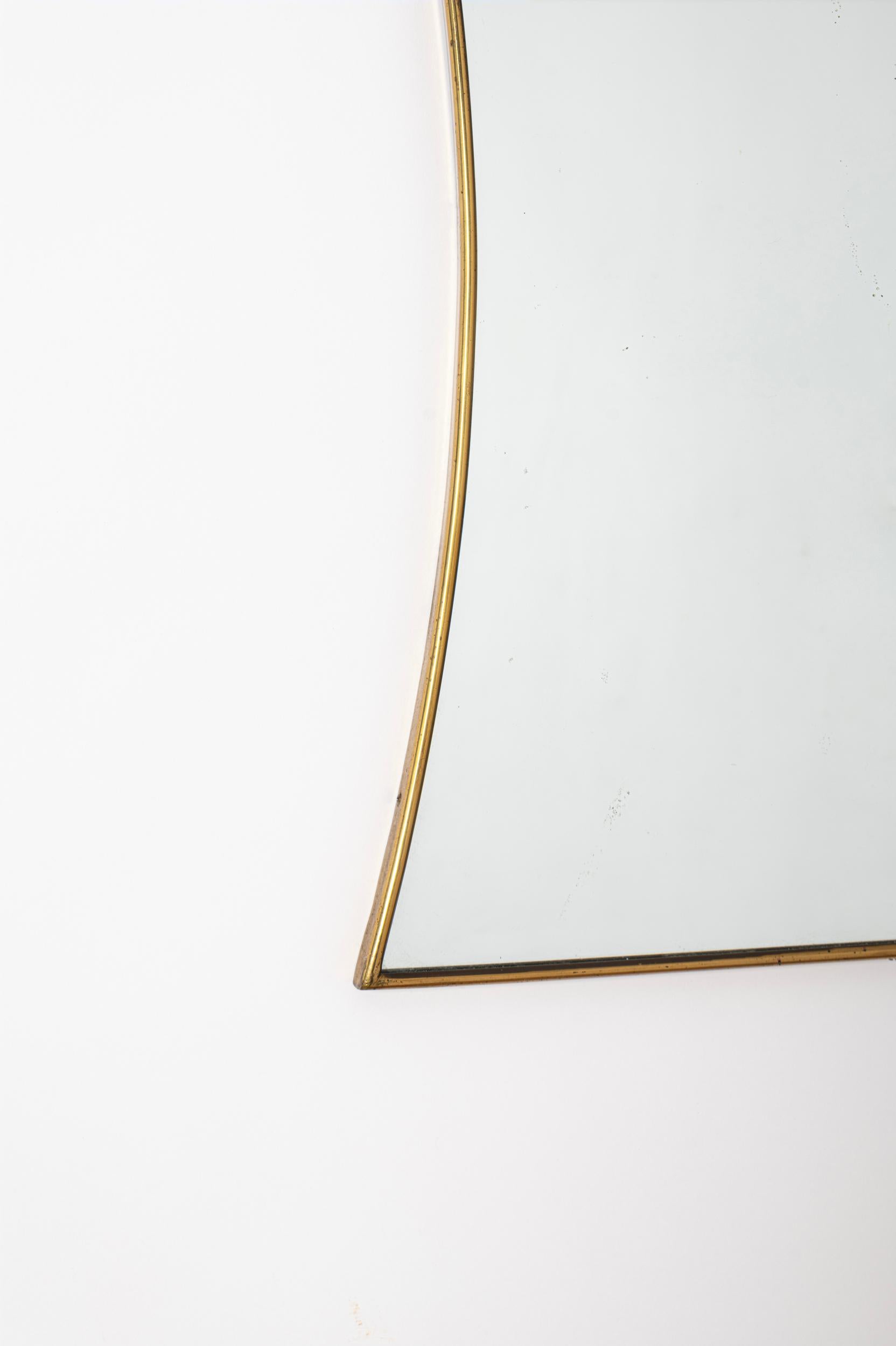Metà XX secolo Specchio con cornice in ottone Italia c1950