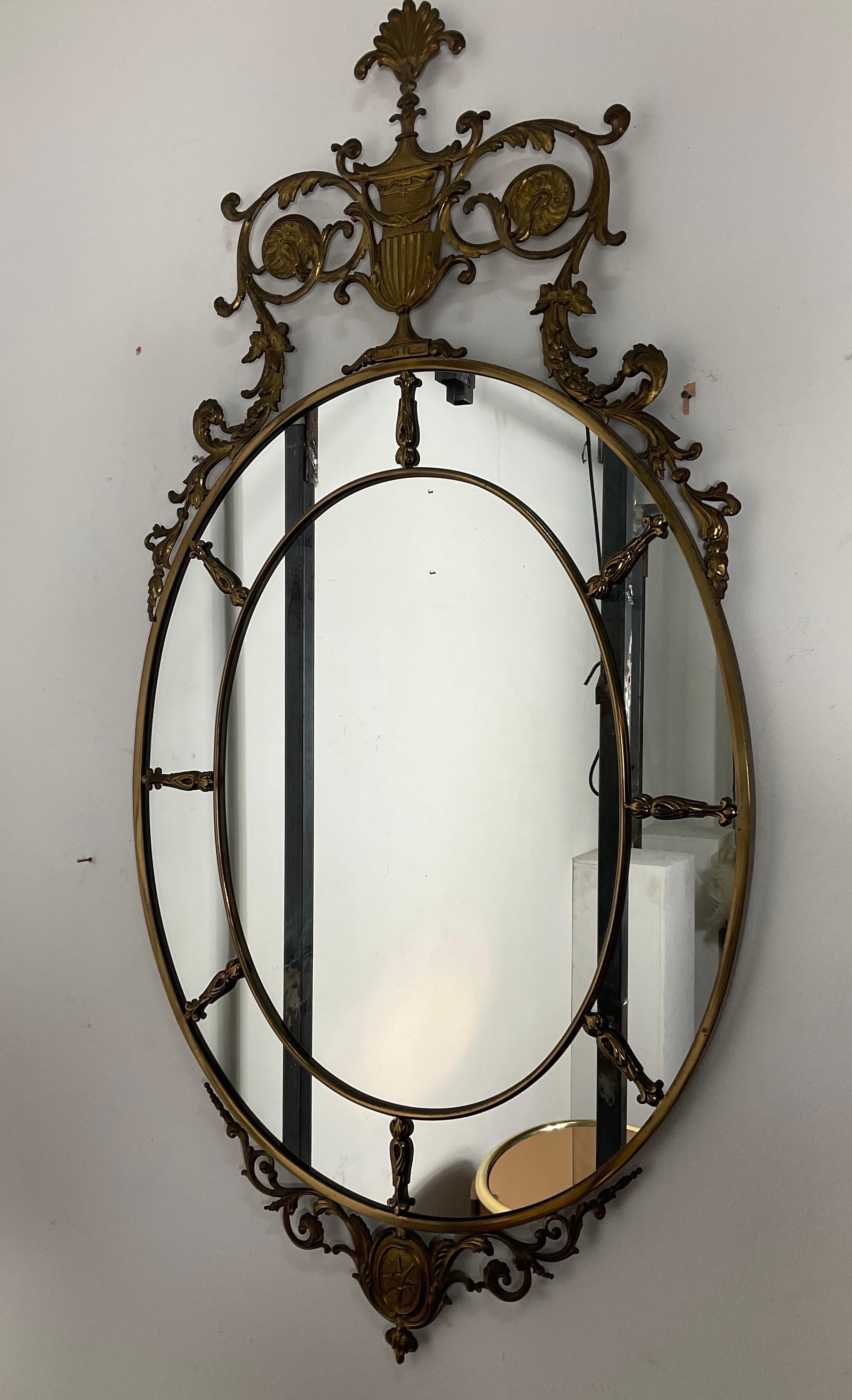 Brass mirror from the 60s Gio style bridges with finishes on the brass mirror and features a solid wood back surface. Gio Ponti has designed many objects in the most varied fields, from theatre sets, to lamps, to chairs, to kitchen objects, to the
