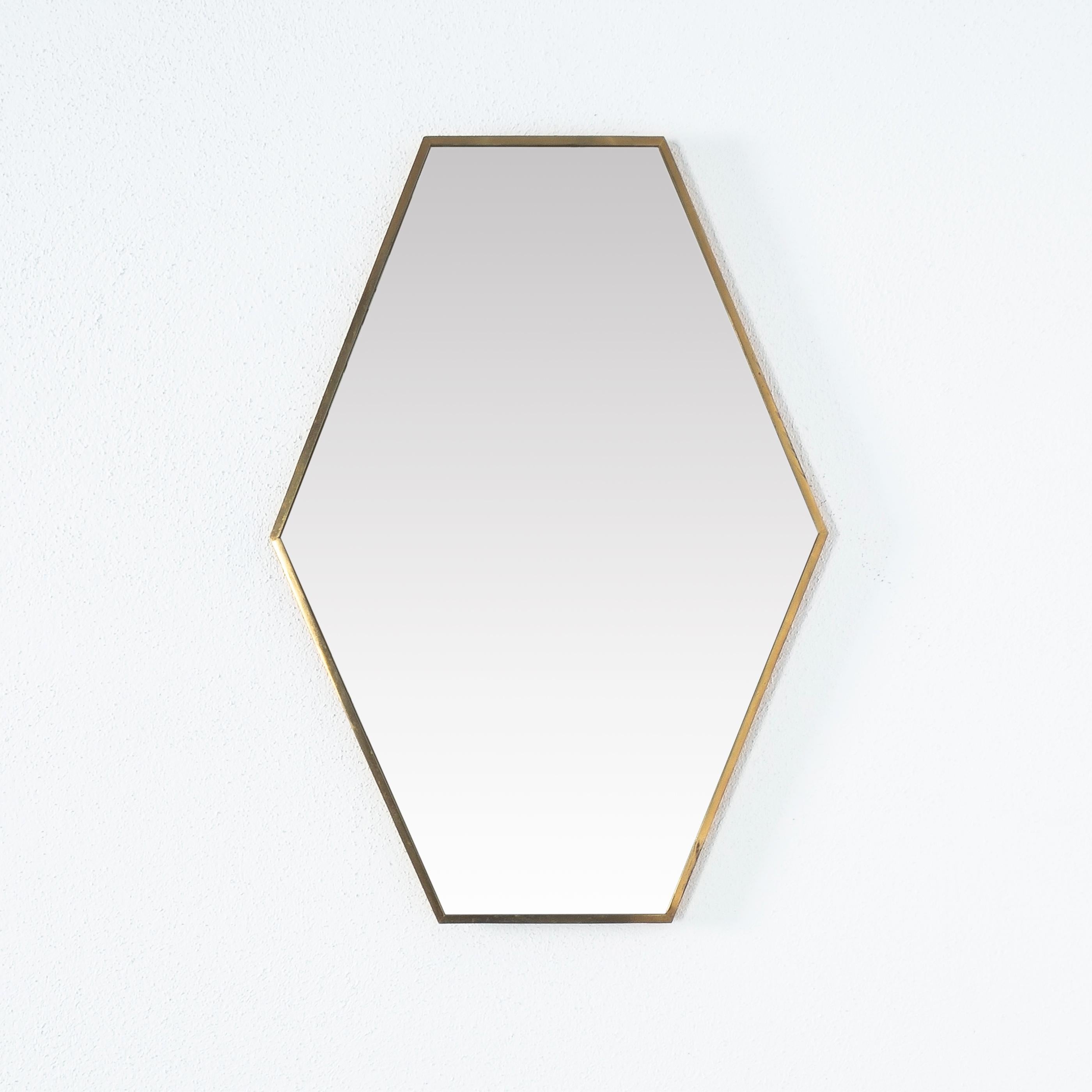 Large brass mirror, Italy, circa 1955

Italian mirror with a slender brass frame and the original mirror glass. It’s in very good condition, the mirror glass shows no staining and hardly any scratches.
Dimensions are: 32.7