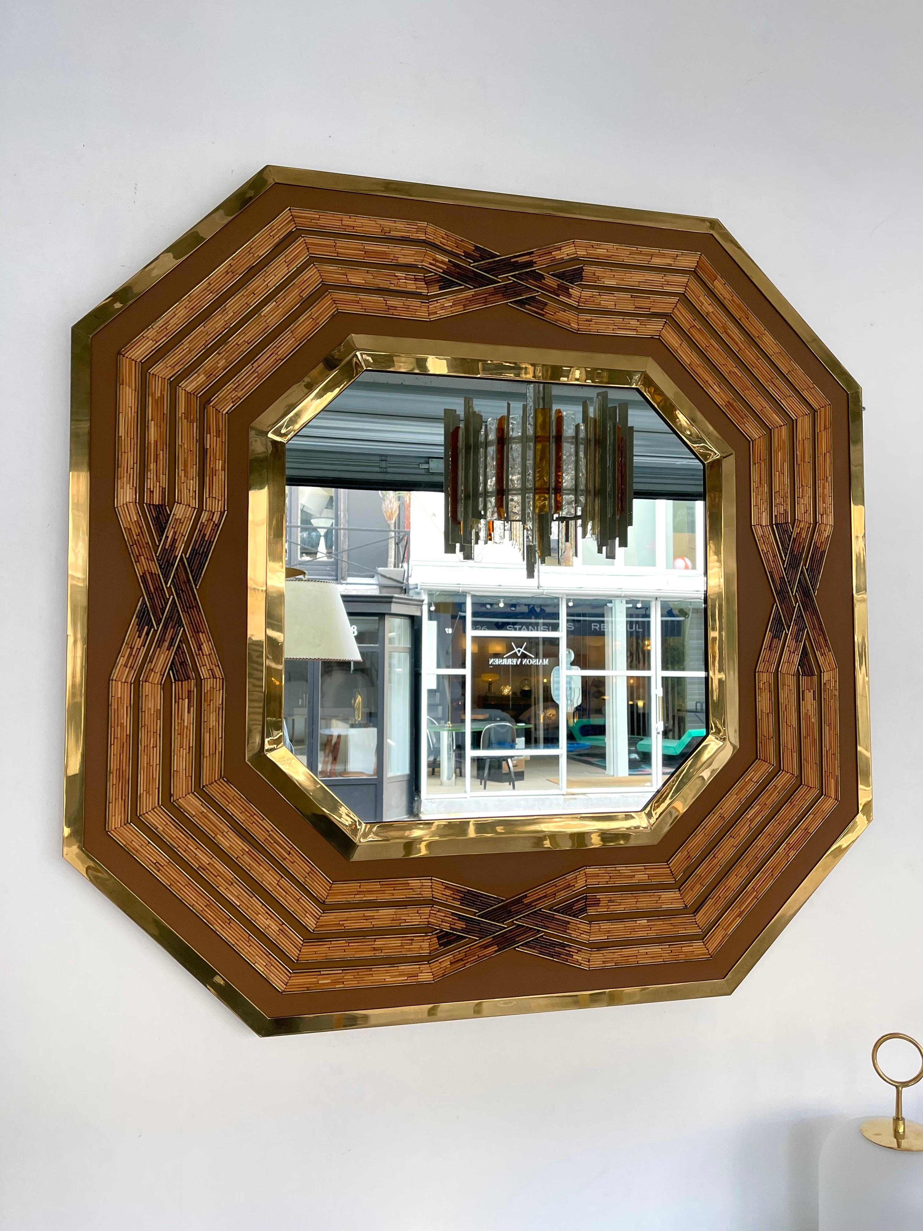 Octogonal wall mirror in brass, brown chocolate lacquered and rattan wicker decor attributed to Romeo Rega. In the mood of Charles, Jansen, Galerie Maison et Jardin, Mario Sabot, Bamboo Vivai Del Sud, Arpex International, Hollywood Regency, Sandro