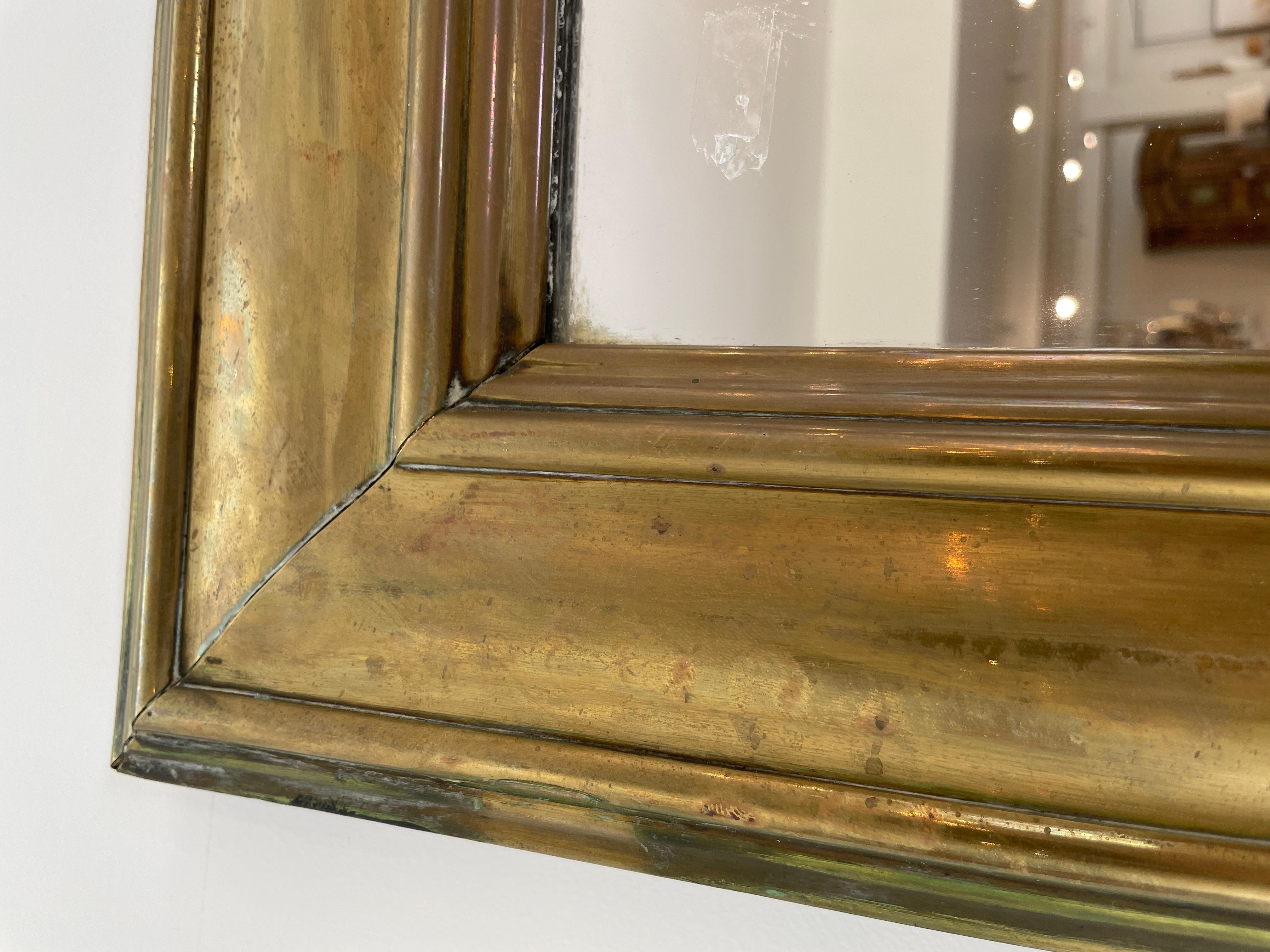 This is a very large mirror in a brass frame. It has two eye-hooks for a horozontal mounting, but it looks fantastic as a vertical mirror sitting on the floor.