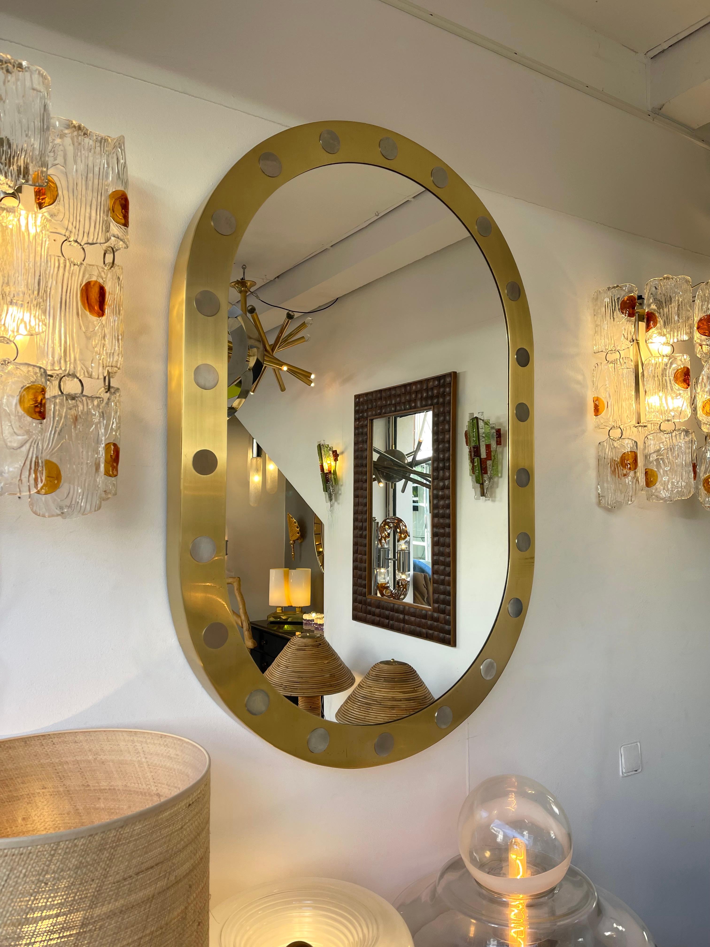 Espejo de pared de latón macizo y grueso con decoración de metal plateado En el ambiente del estilo Modern Space Age de mediados de siglo, Hollywood Regency.