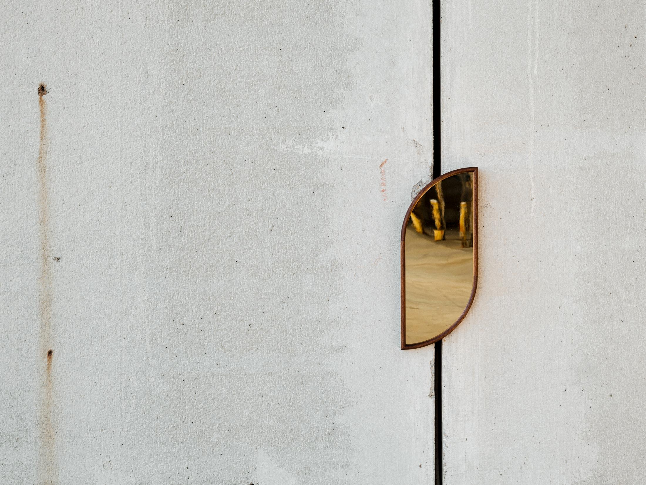 Moderno Specchio in ottone con cornice in noce in vendita