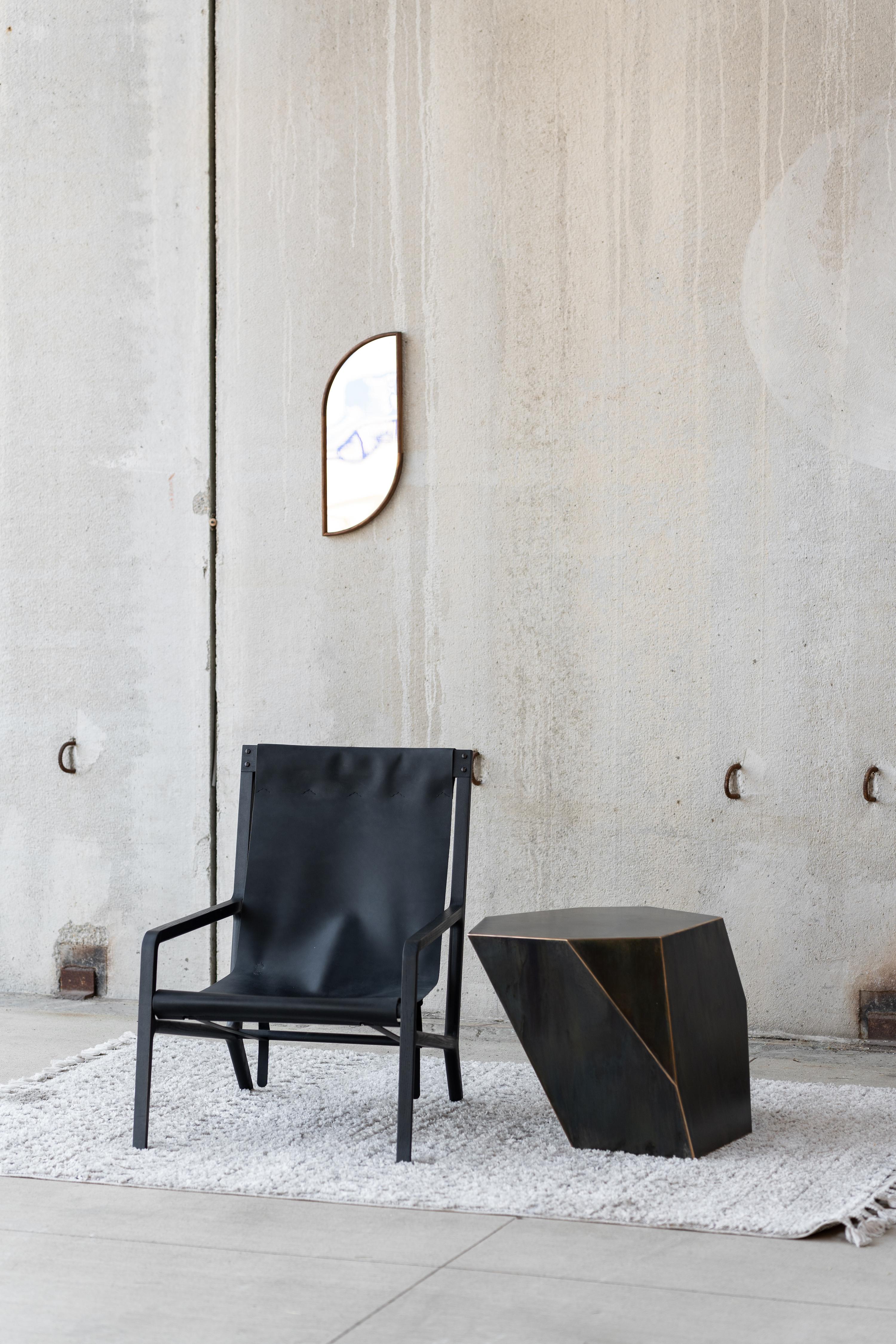 Lucidato Specchio in ottone con cornice in noce in vendita