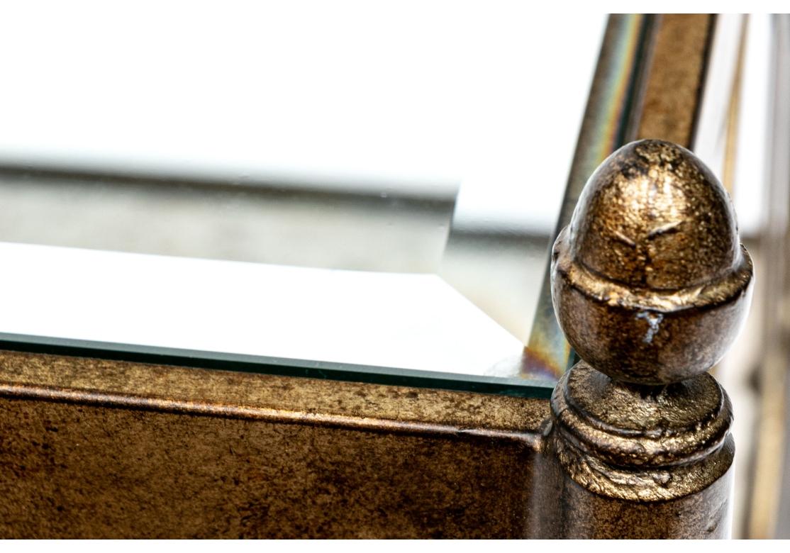 Laiton Table de cocktail en laiton avec miroir et verre de style Hollywood Regency en vente