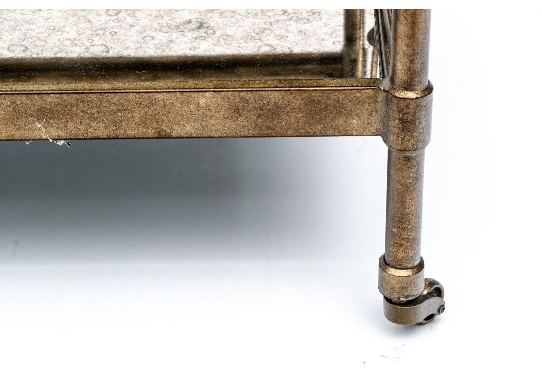 Table de cocktail en laiton avec miroir et verre de style Hollywood Regency en vente 1