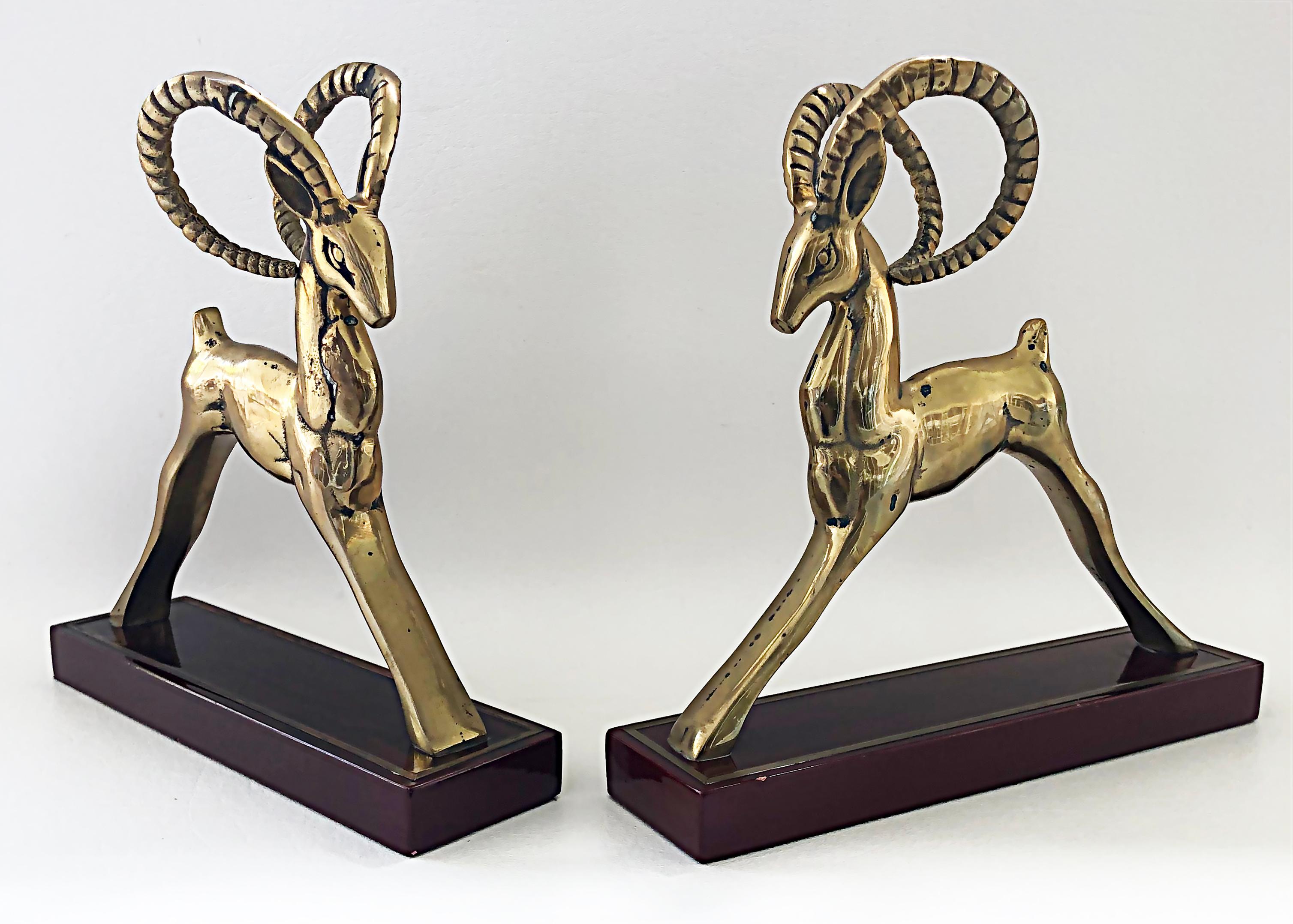 Art déco Sculptures serre-livres Gazelle en laiton, style déco moderniste, une paire en vente