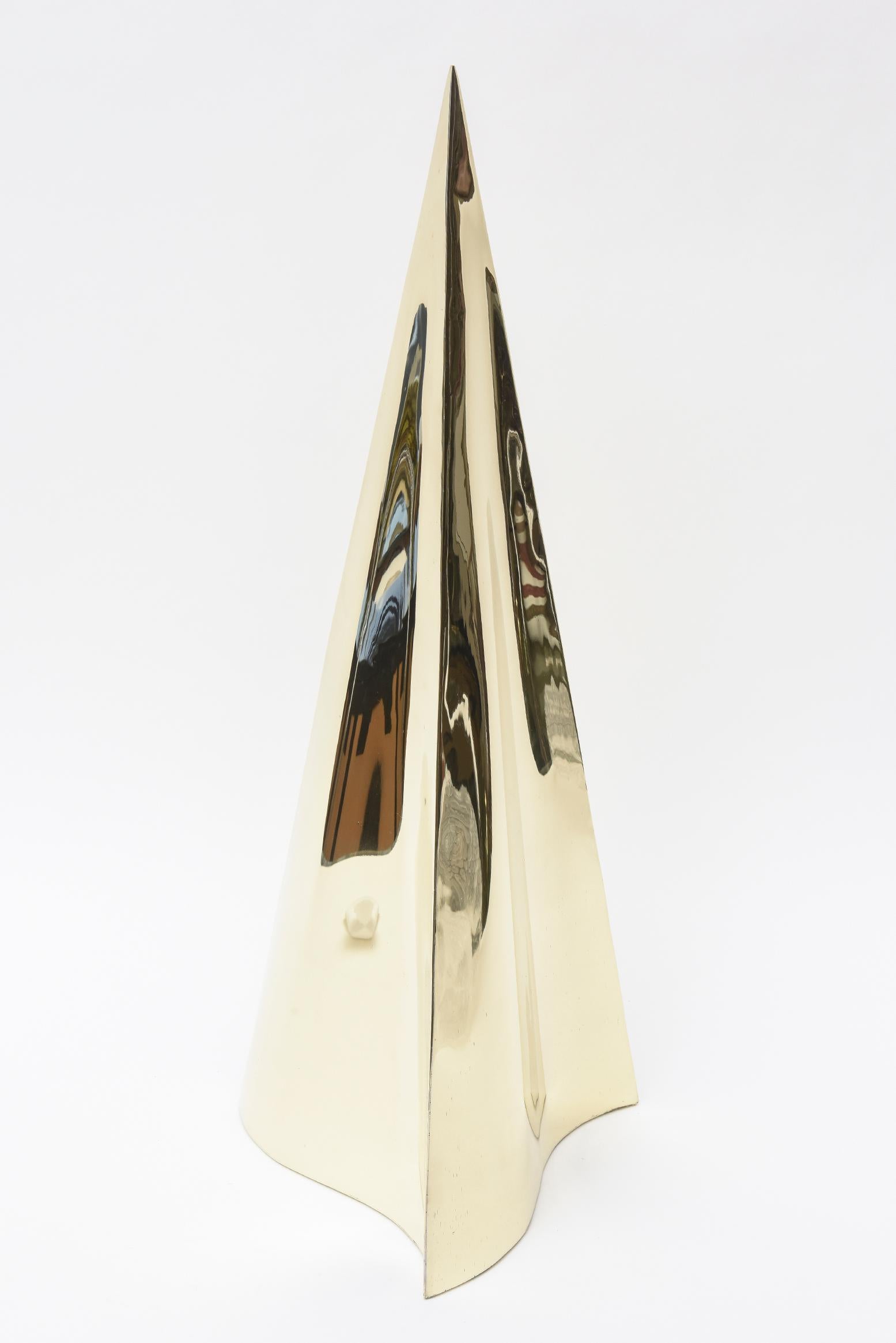 Grande sculpture moderniste vintage triangulaire en laiton avec pyramide Bon état - En vente à North Miami, FL