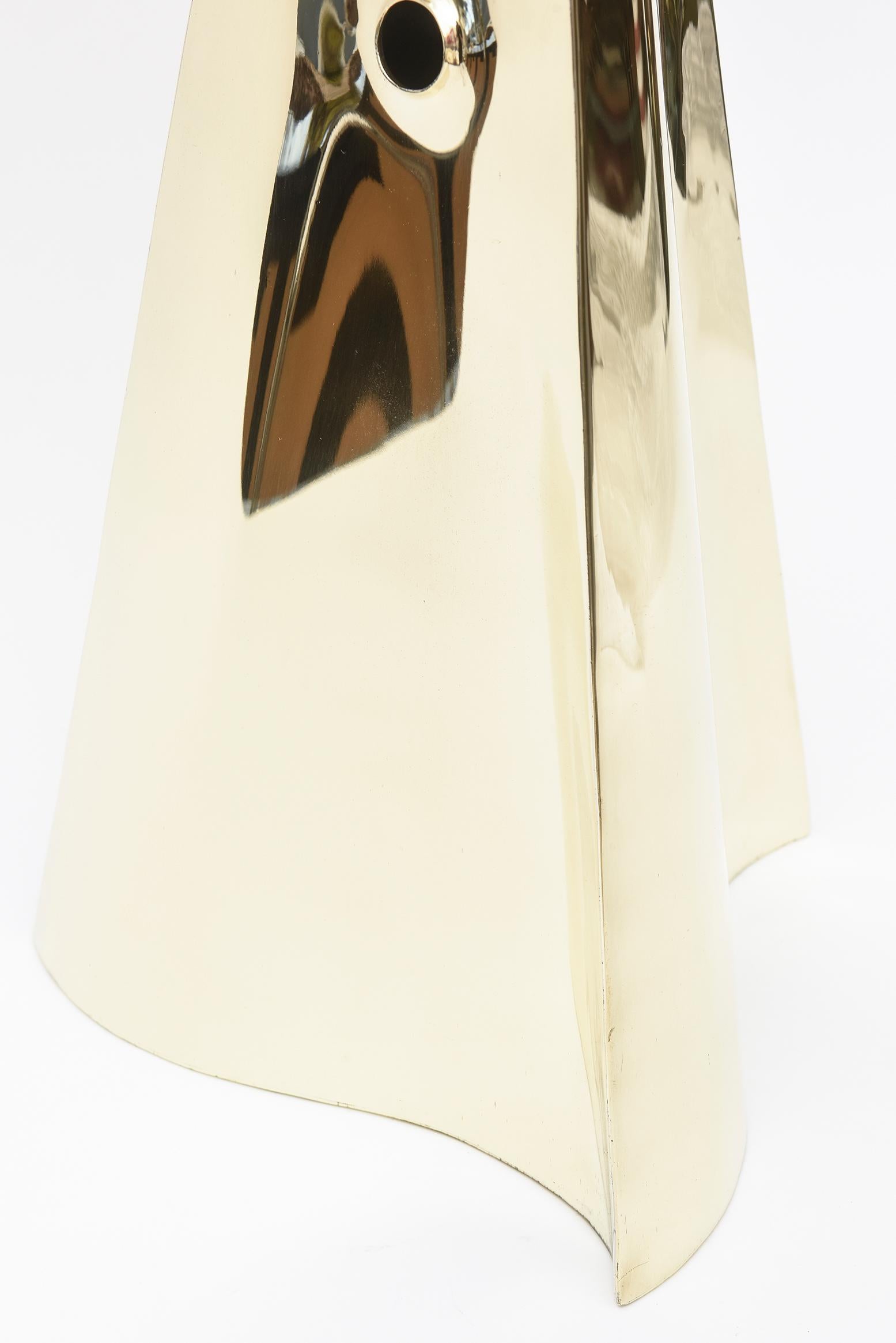 Laiton Grande sculpture moderniste vintage triangulaire en laiton avec pyramide en vente