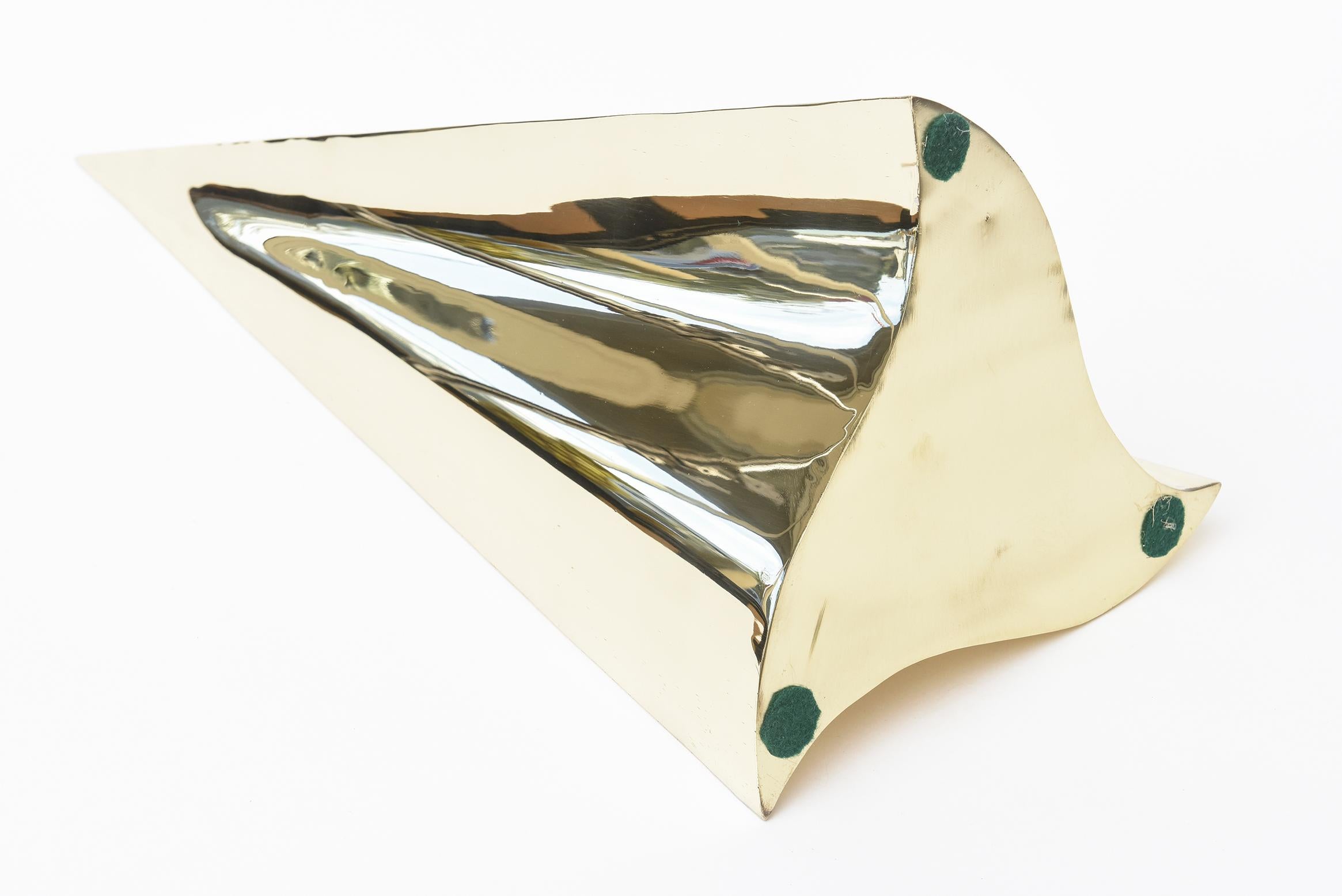 Grande sculpture moderniste vintage triangulaire en laiton avec pyramide en vente 2