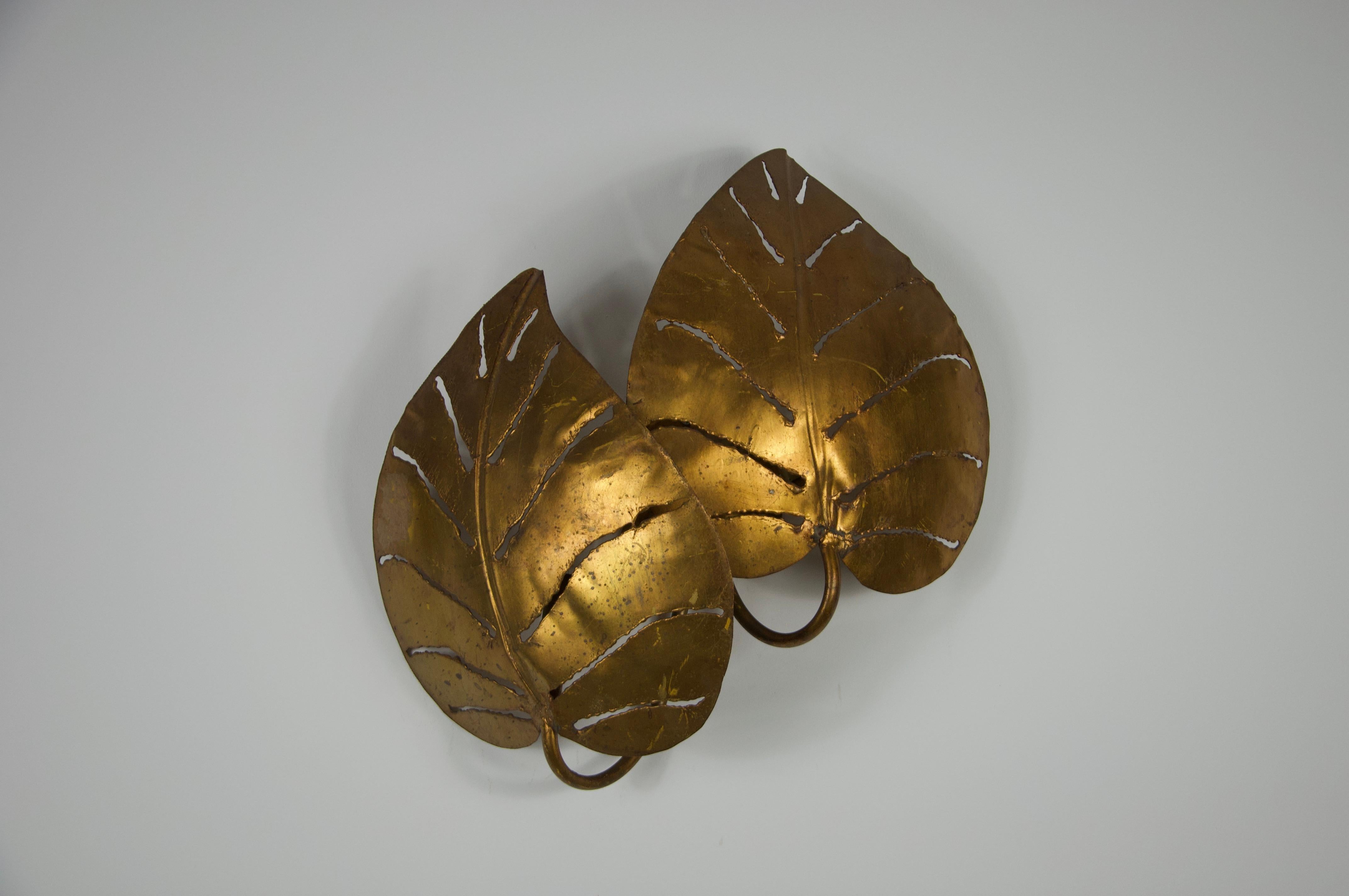 Brass Monstrera Double Leaf Wall Lamp, Maison Jansen, France, 1960s In Good Condition For Sale In Hagenbach, DE