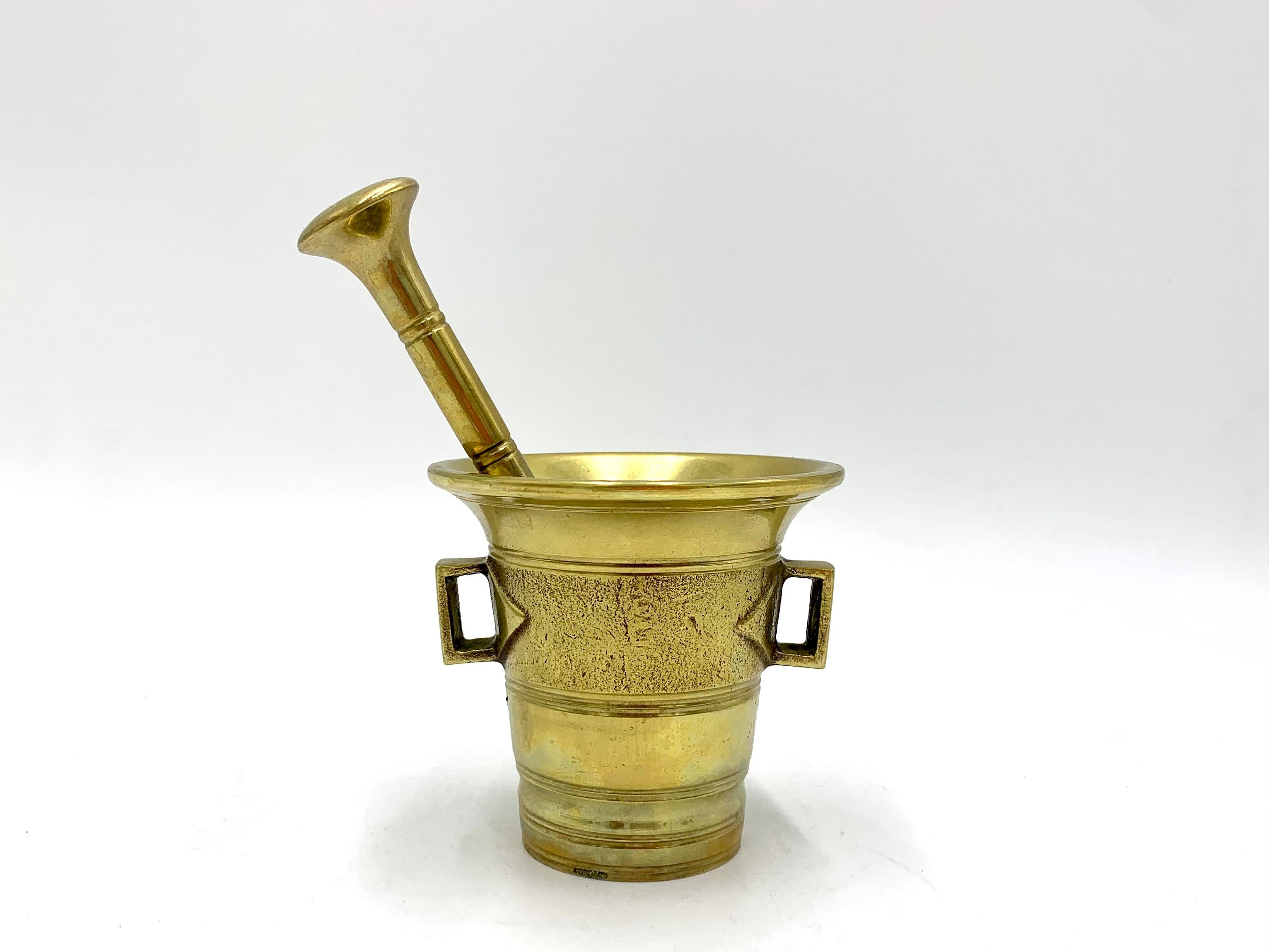 Brass mortar and pestle

Measures: height 9.5 cm, diameter 9.5 cm.