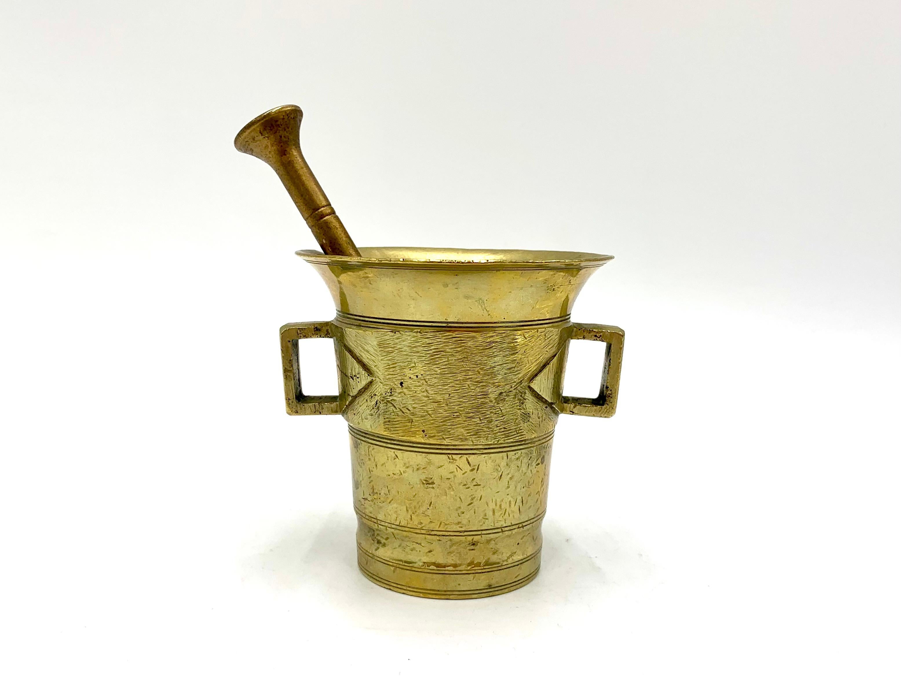 Brass mortar and pestle

Measures: height 9.5 cm, diameter 9.5 cm.