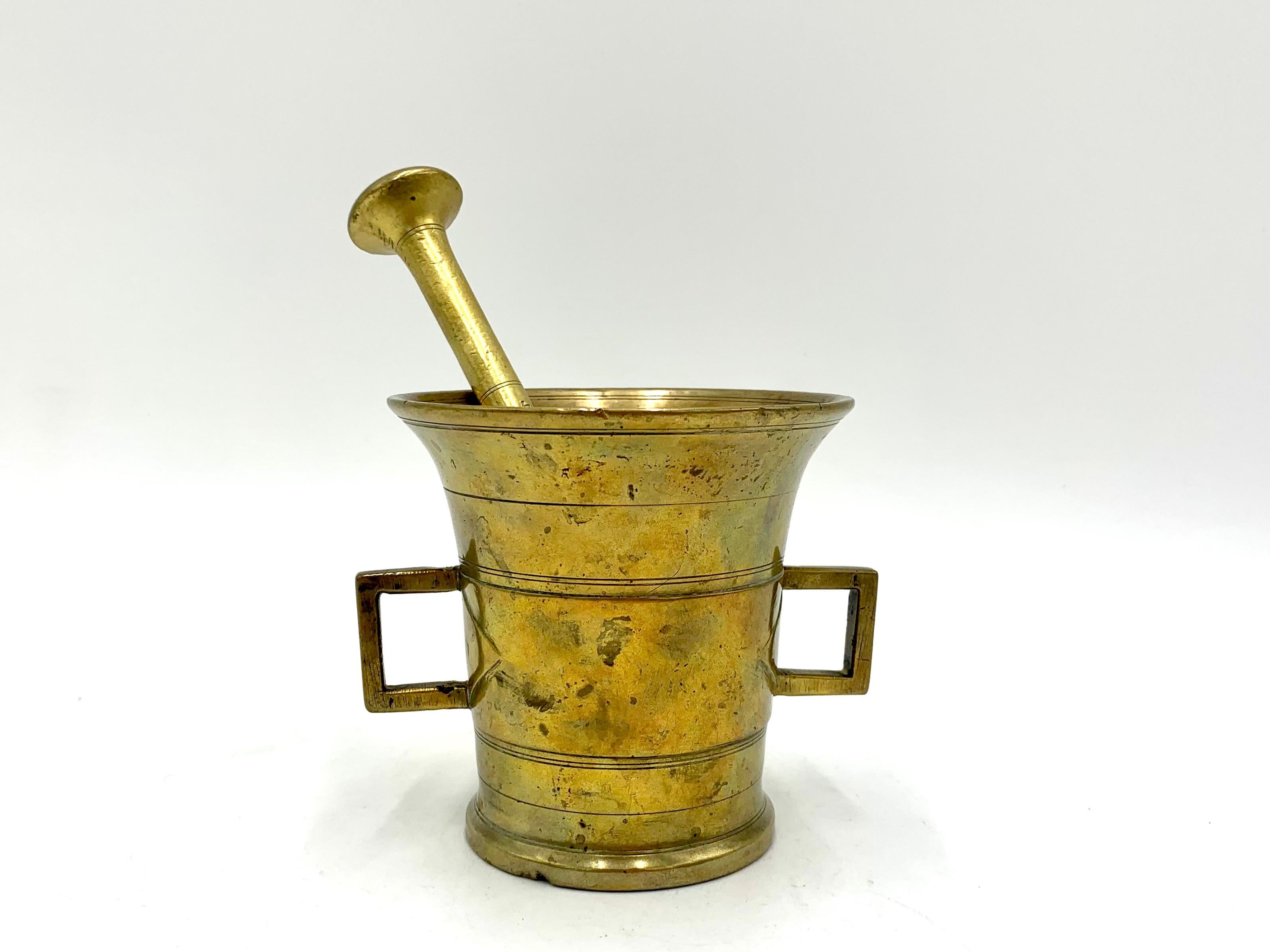 Brass mortar and pestle

Measures: height 10cm, diameter 10cm.

