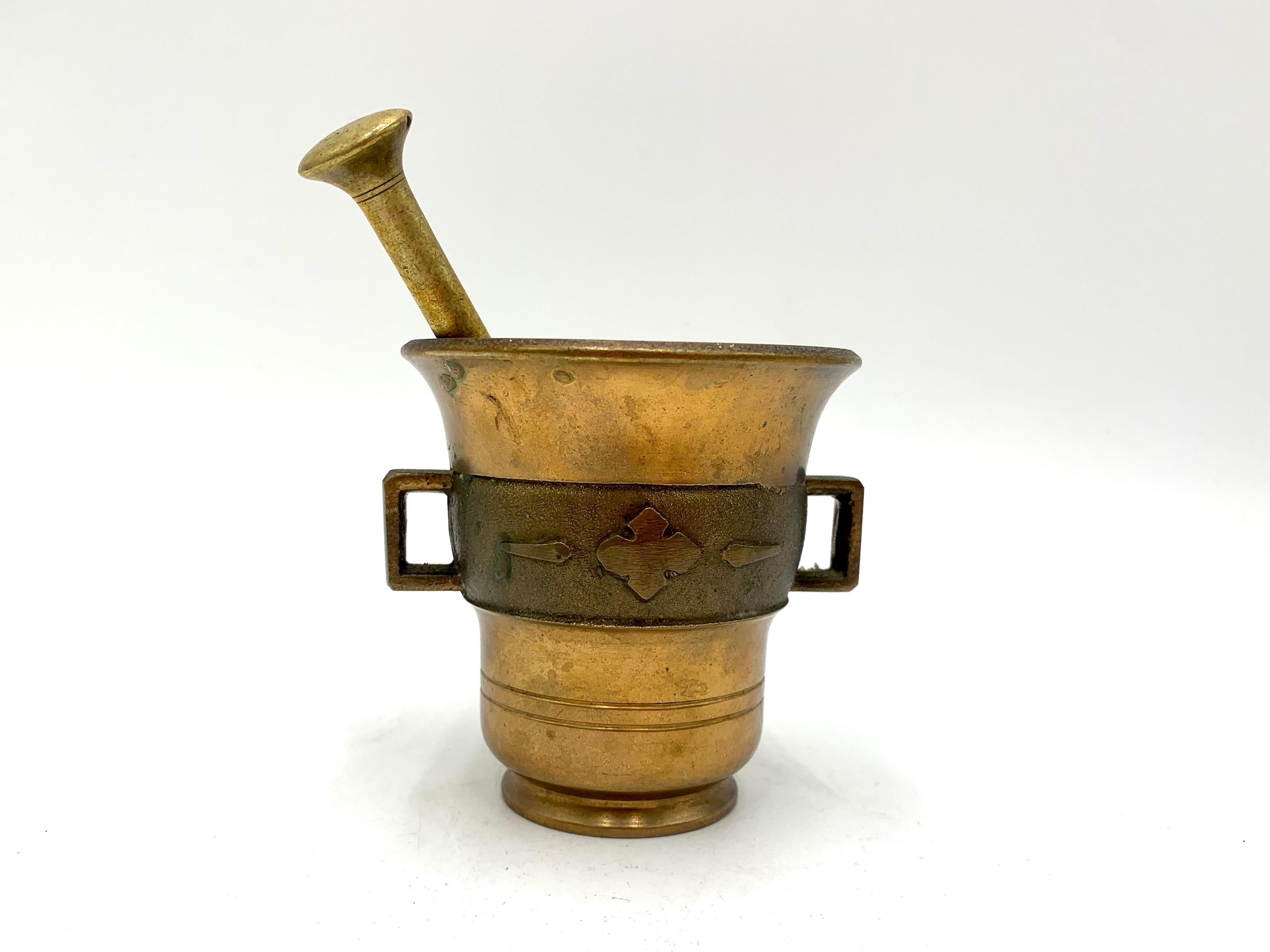 Brass mortar and pestle
Measures: height 8.5 cm, diameter 8.5 cm
Very good condition.
 