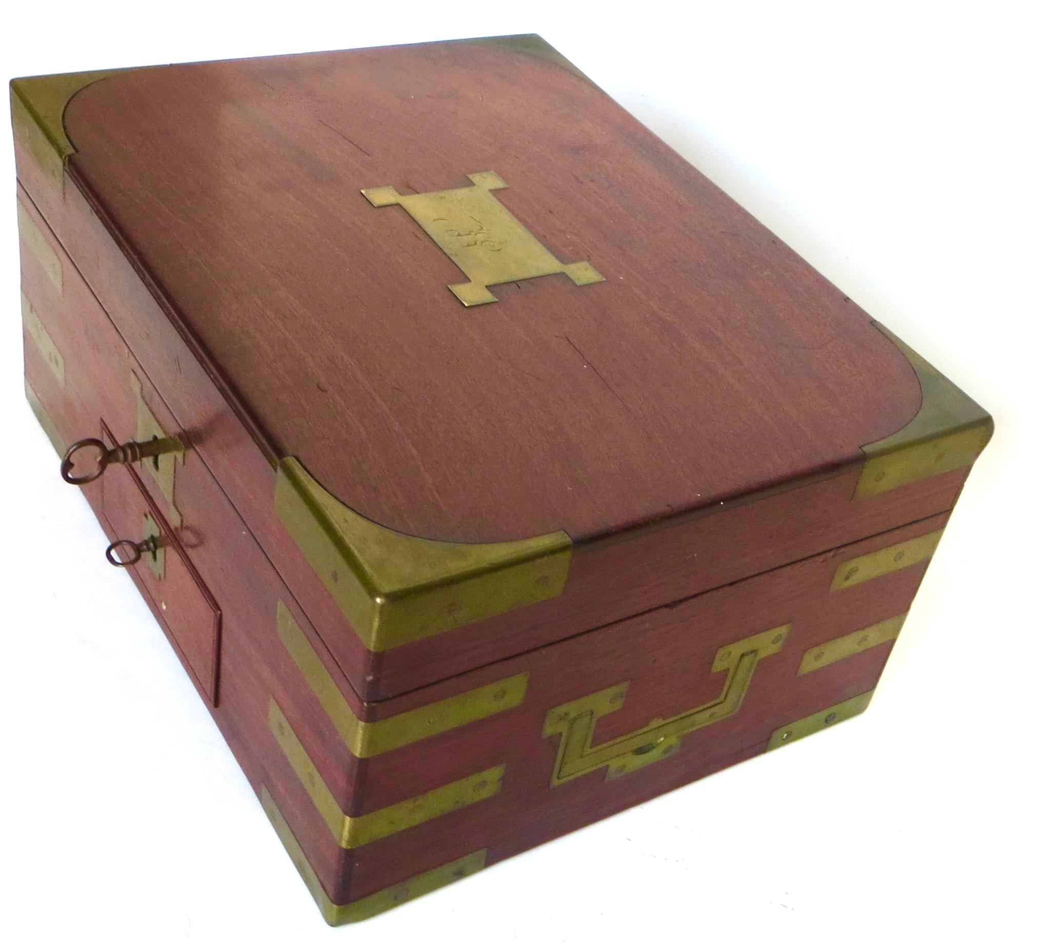 Brass Mounted Georgian Campaign Dressing Table Box Gentleman's Necessaire C.1795 For Sale 3