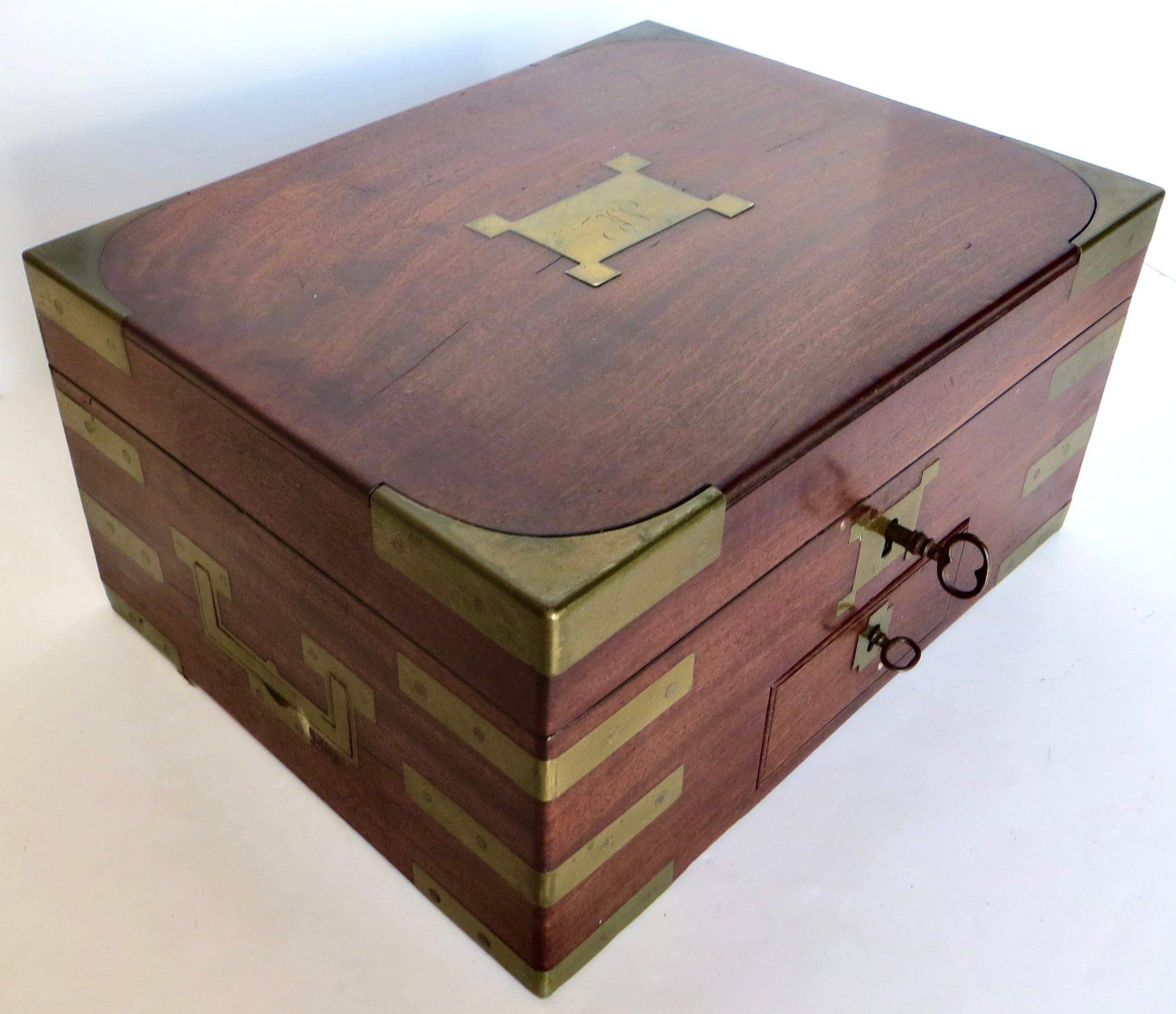 Brass Mounted Georgian Campaign Dressing Table Box Gentleman's Necessaire C.1795 For Sale 4