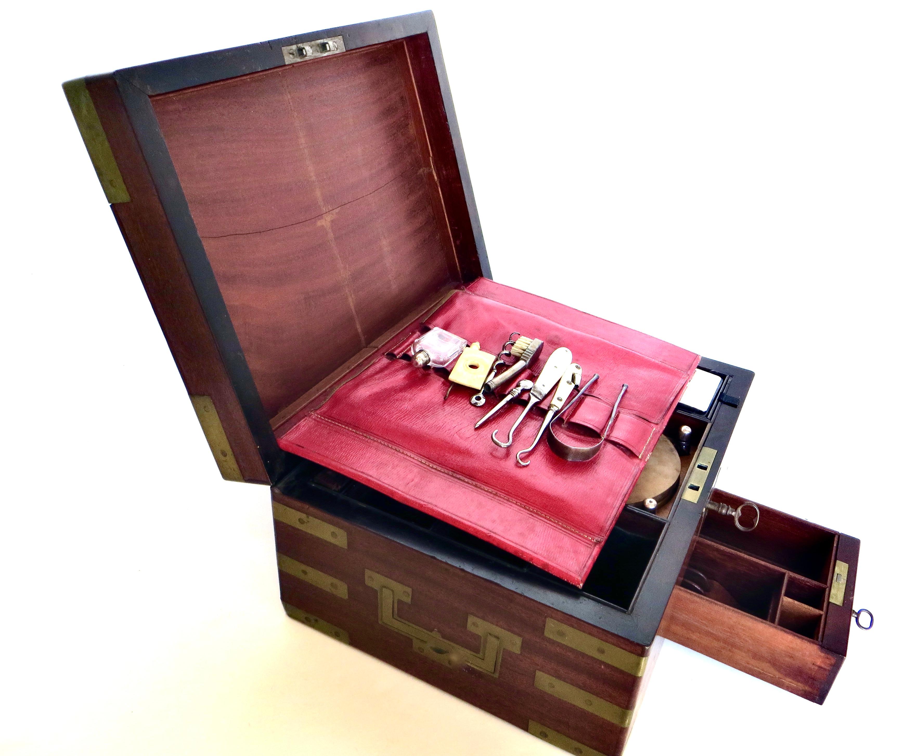 Brass Mounted Georgian Campaign Dressing Table Box Gentleman's Necessaire C.1795 For Sale 5