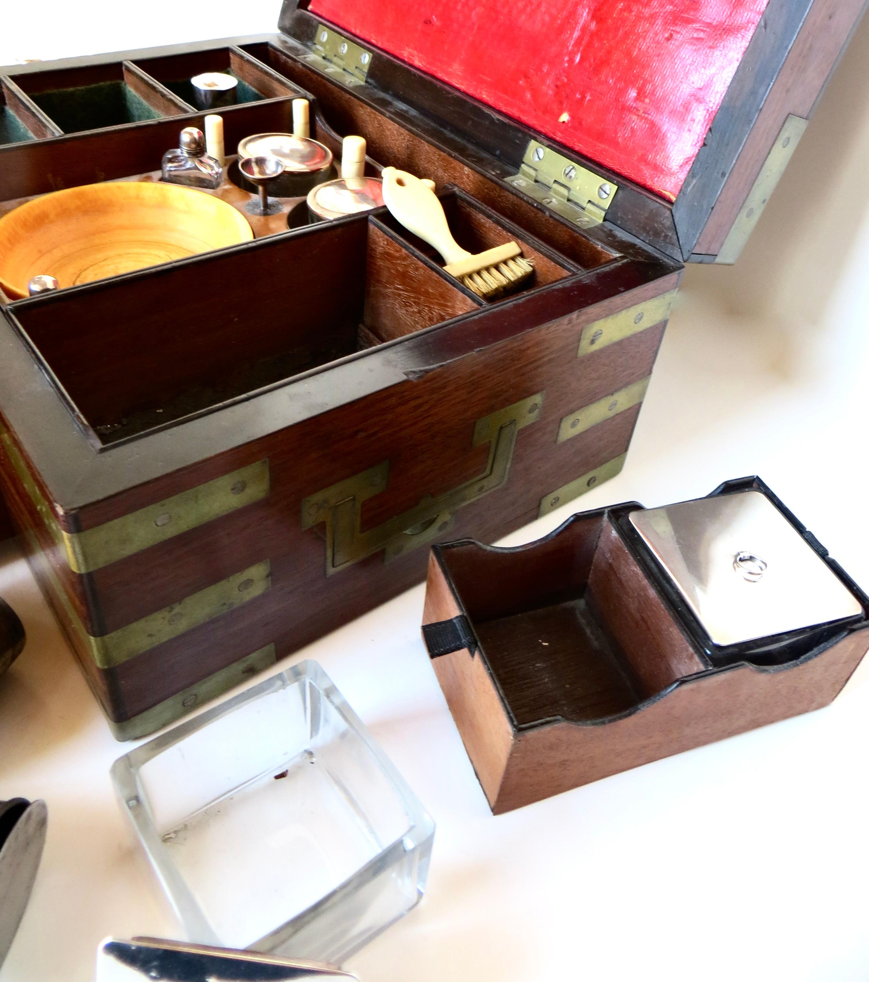 Brass Mounted Georgian Campaign Dressing Table Box Gentleman's Necessaire C.1795 In Good Condition For Sale In Incline Village, NV