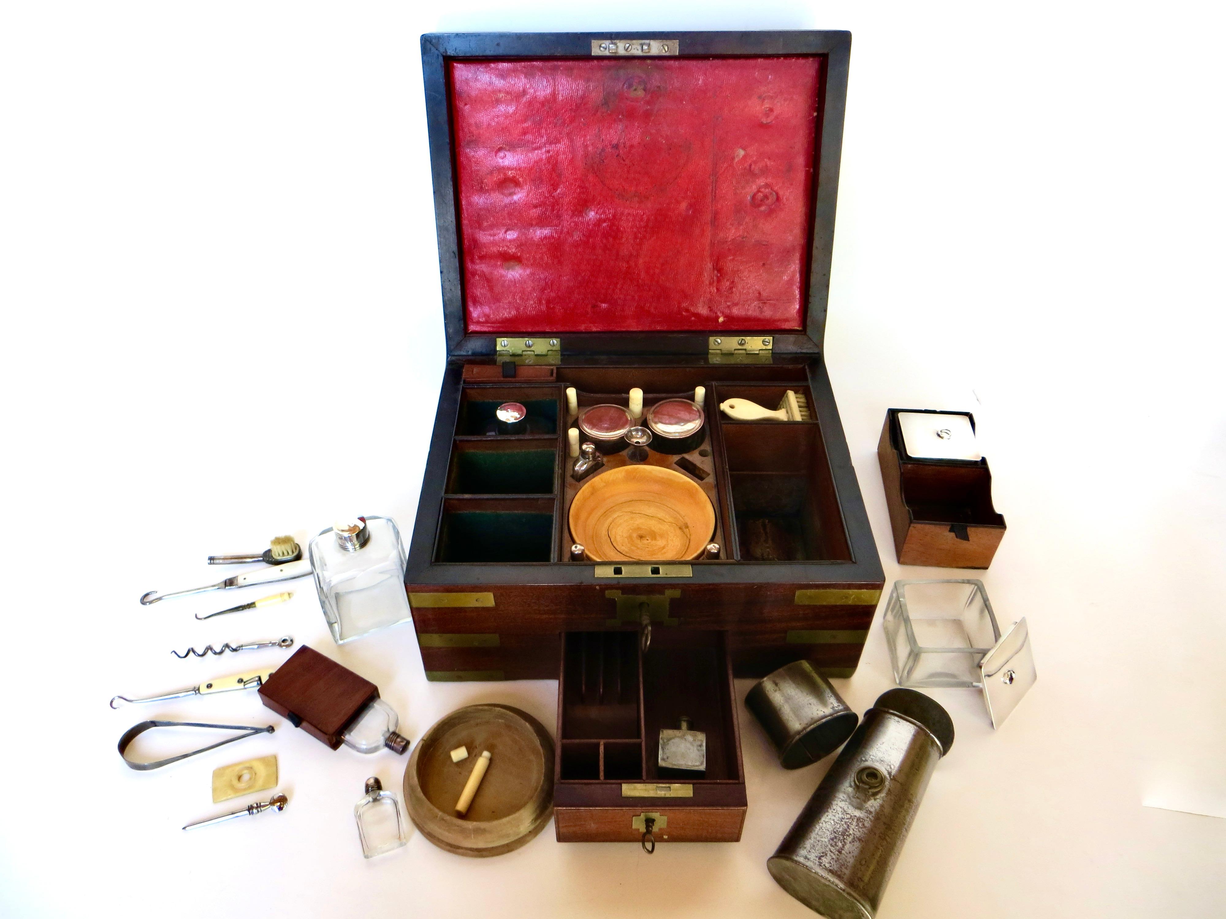 Brass Mounted Georgian Campaign Dressing Table Box Gentleman's Necessaire C.1795 For Sale 2