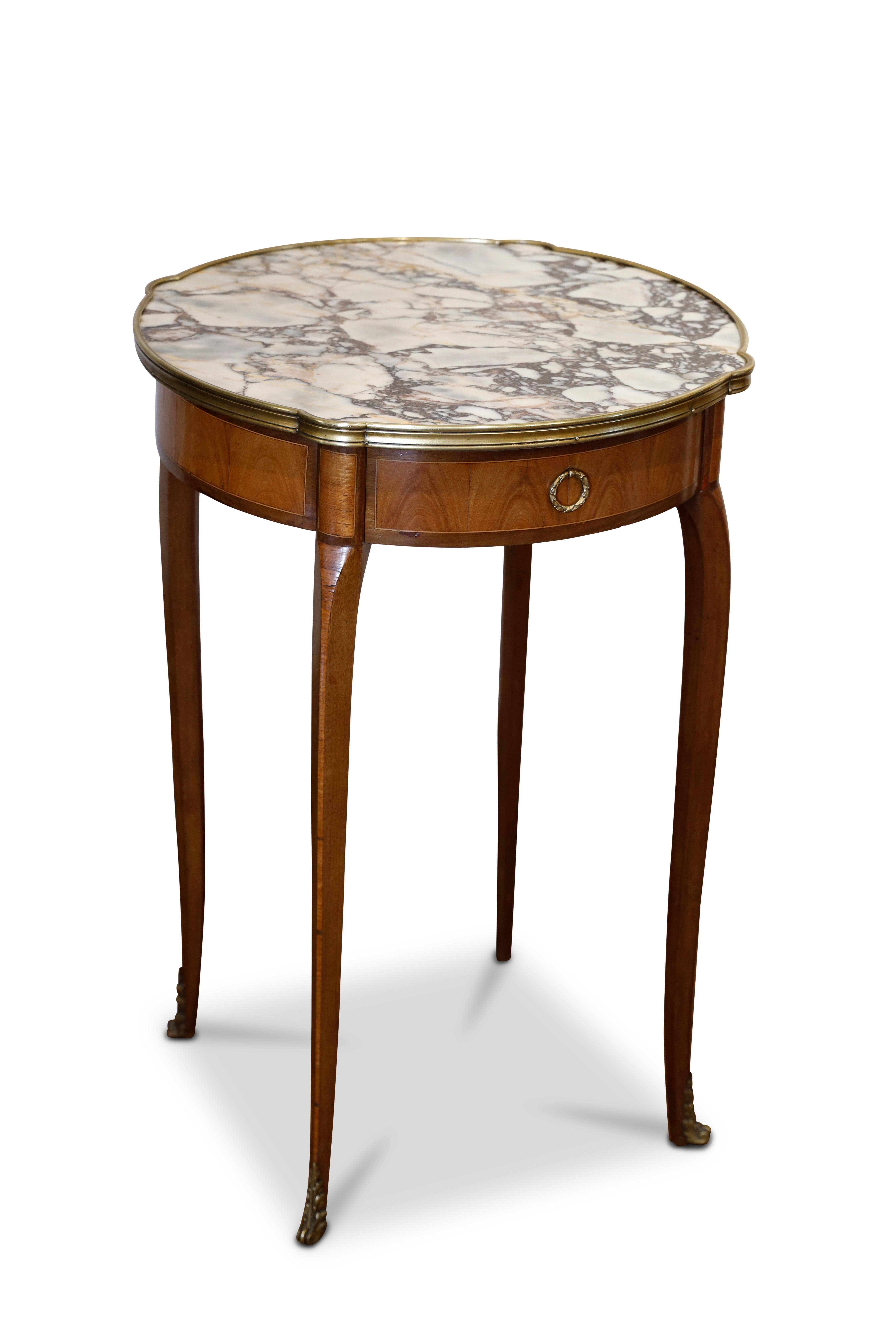 Marmorierter Gueridon/Weintisch mit Messingplatte (Louis XV.) im Angebot