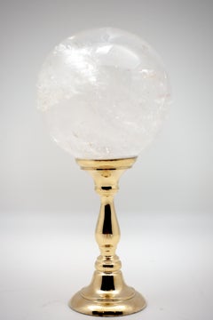 Esfera de cristal de roca grande montada en latón