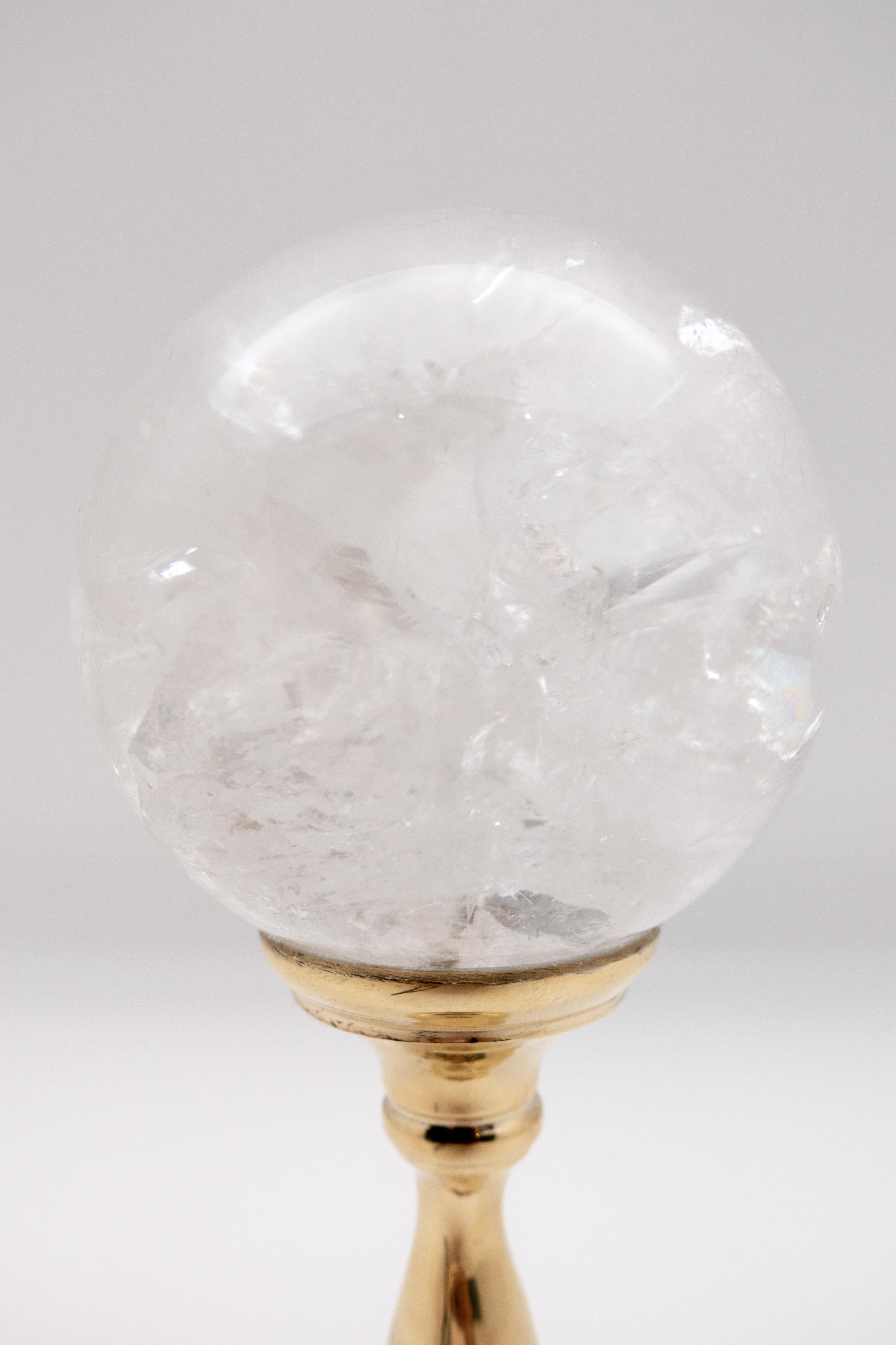 Autre Sphère en cristal de roche montée sur laiton Moyen en vente