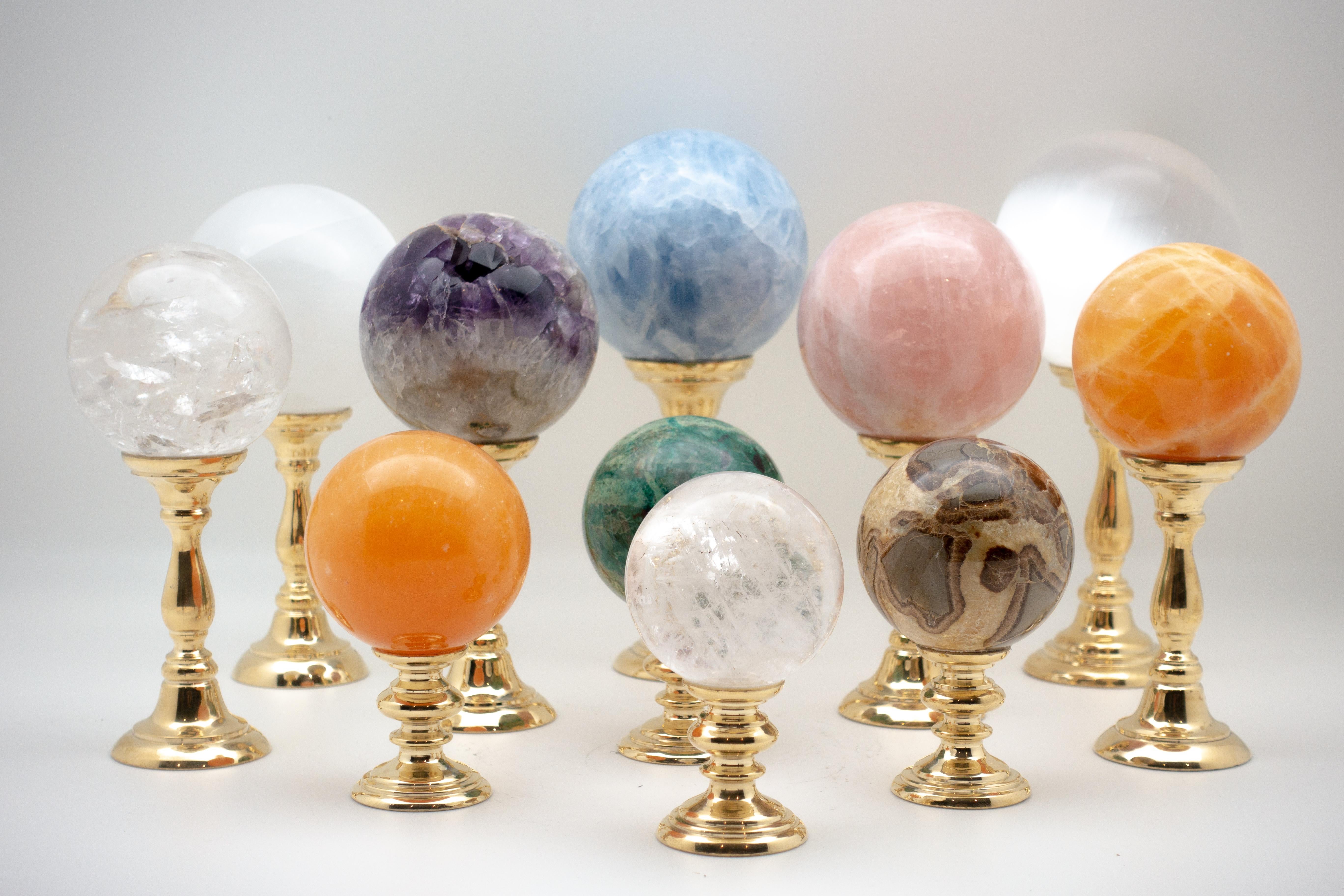 Sphère en cristal de roche montée sur laiton Moyen Bon état - En vente à New York, NY