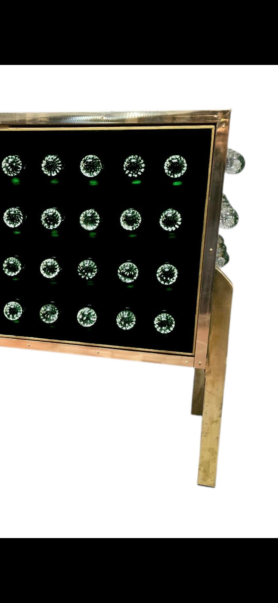 Sideboard aus Messing und Muranoglas mit 120 geschmolzenen Kugeln - Made in Italy

<p>
Ein skulpturales und leuchtendes Einzelstück, das feinste italienische Handwerkskunst verkörpert. 
Dieses bemerkenswerte Sideboard verfügt über eine