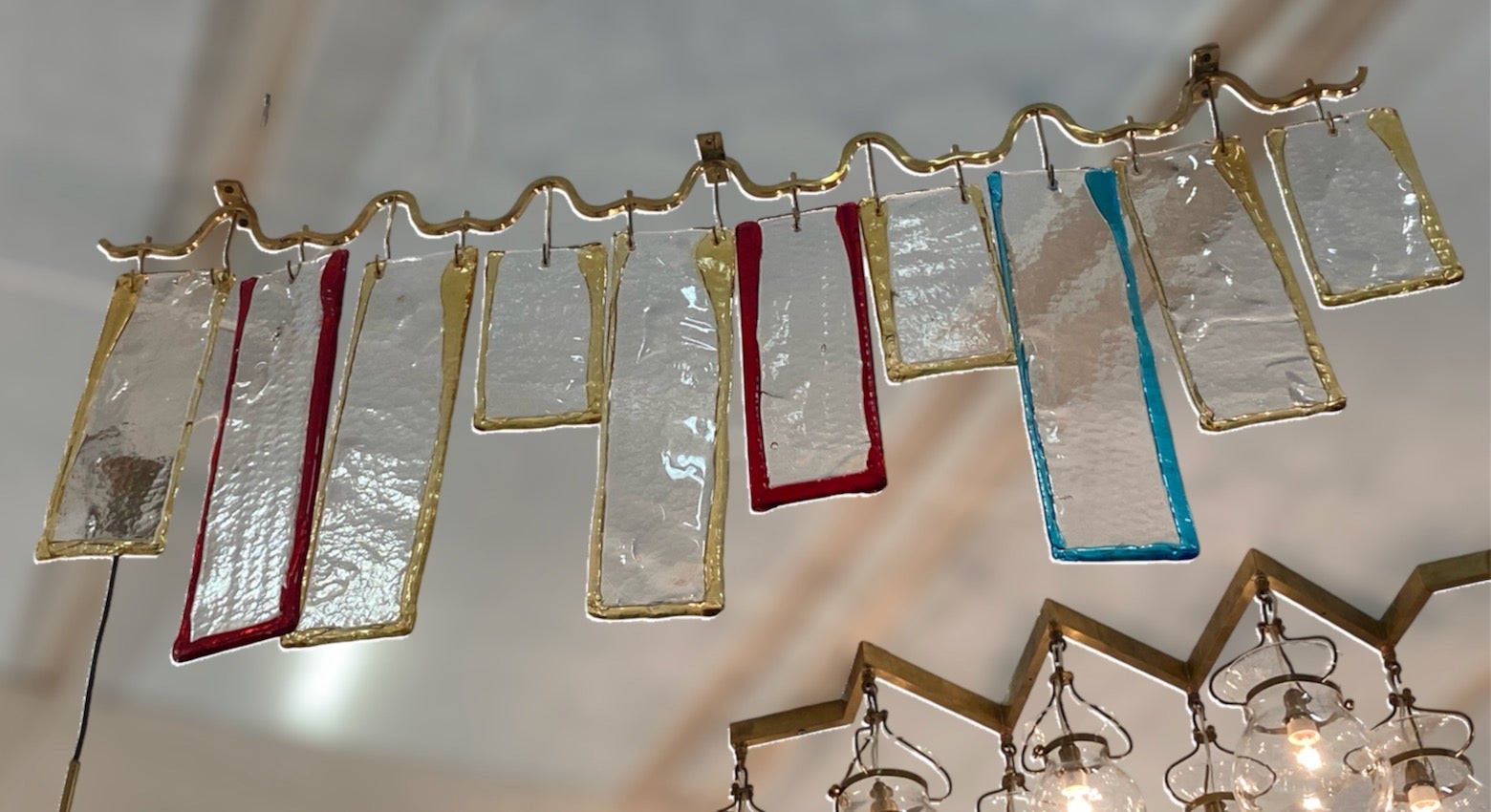 Questa coppia fa parte di una serie di mantovane in ottone e vetro di Murano (probabilmente Mazzega Murano) molto insolite, decorazioni per soffitti o finestre, illuminazione...  disposizioni...
questo articolo si riferisce alle mantovane più