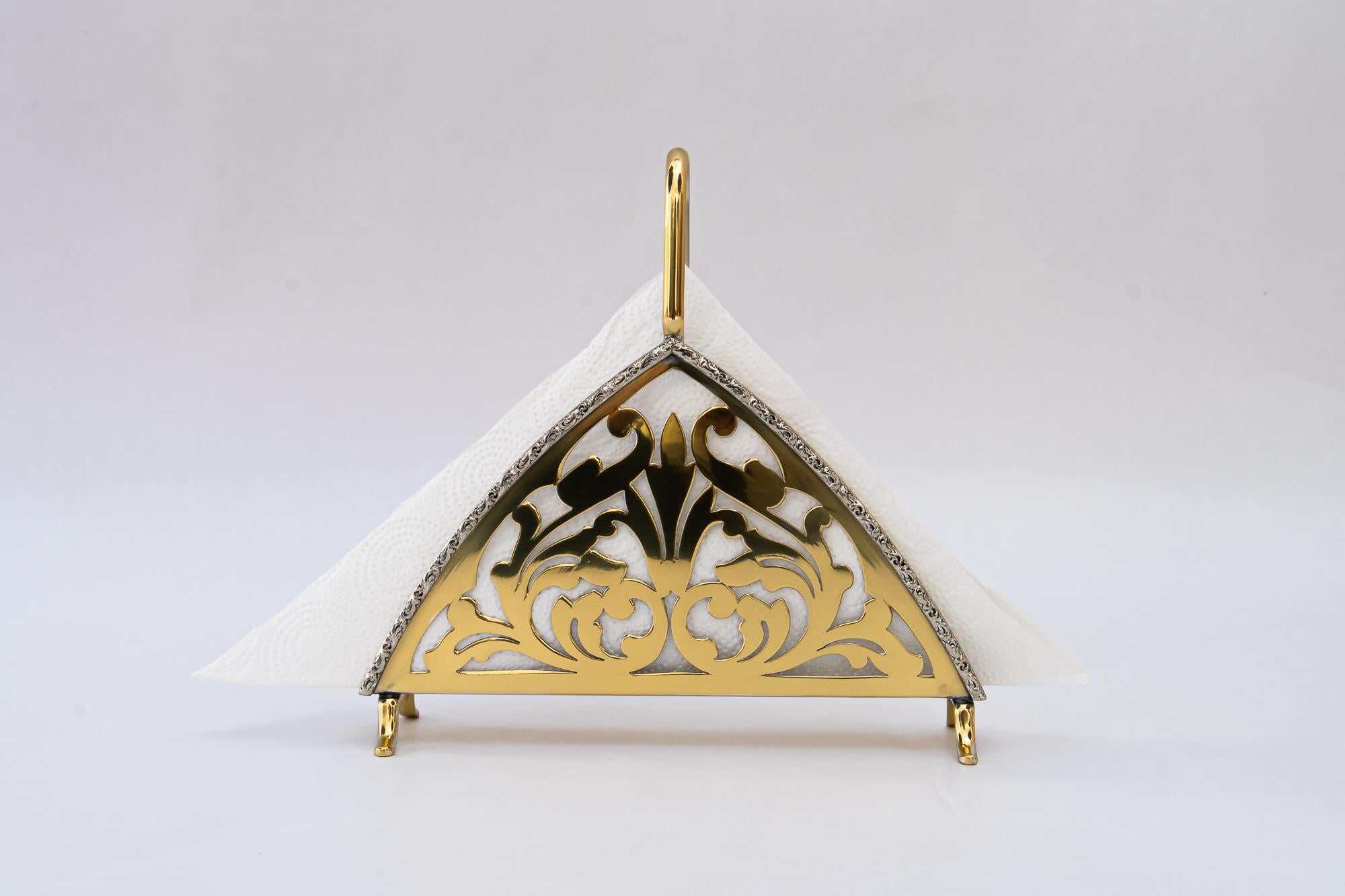 Porte-serviettes en laiton, Vienne, vers 1920
Laiton poli et émaillé au four
