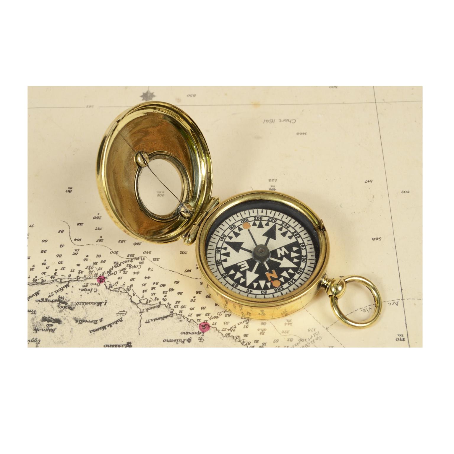 Brass nautical pocket compass, equipped with a lid with glass and viewfinder for checking the direction of a ship, beautiful compass card with eight winds on paper complete with goniometric circle and compass card block. English manufacture from the