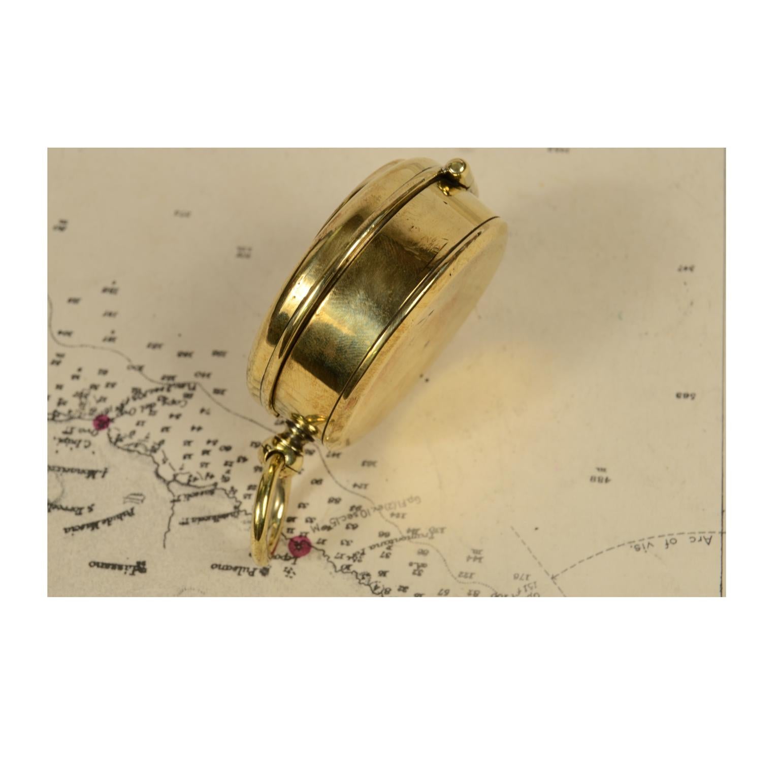 1920s Antique Brass Magnetic Pocket Compass Antique Nautical Objects  In Good Condition In Milan, IT
