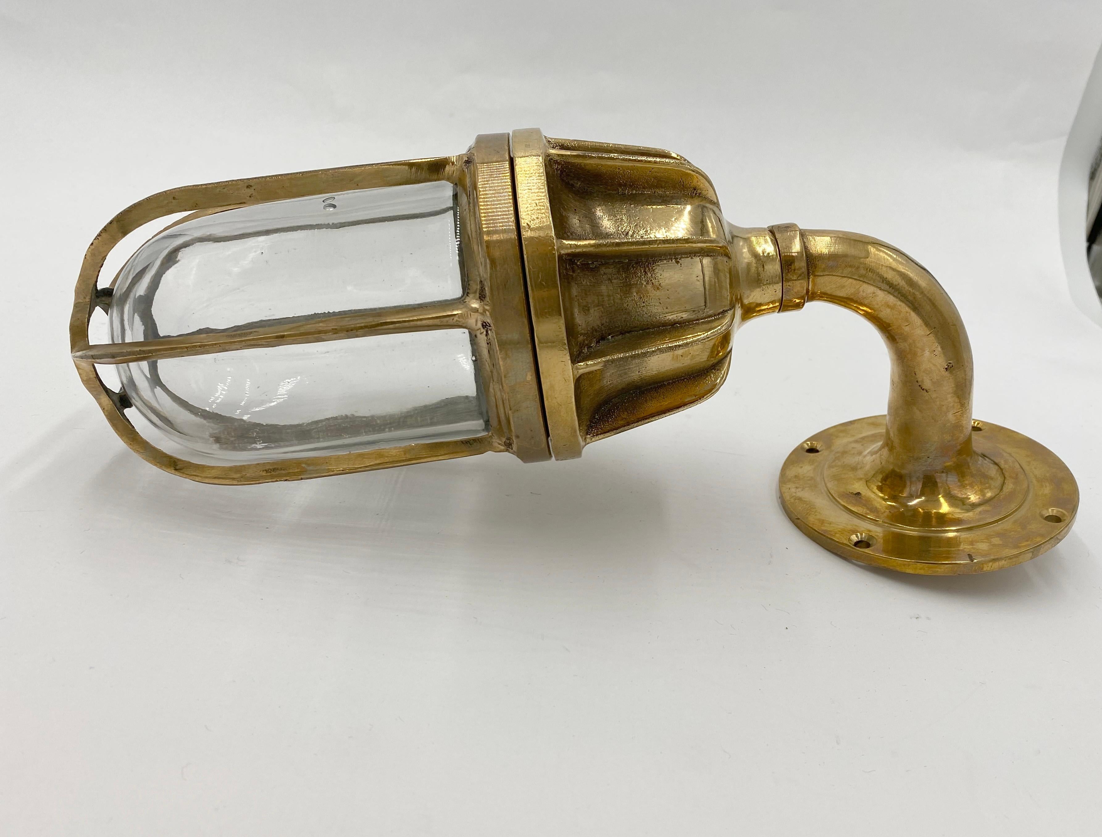 Applique da nave in ottone massiccio con curvatura a 90 gradi, piano a paletta e globo in vetro. Pulito e ricablato. Piccola quantità disponibile al momento della pubblicazione. Si prega di informarsi. Prezzo unitario. Si prega di notare che questo