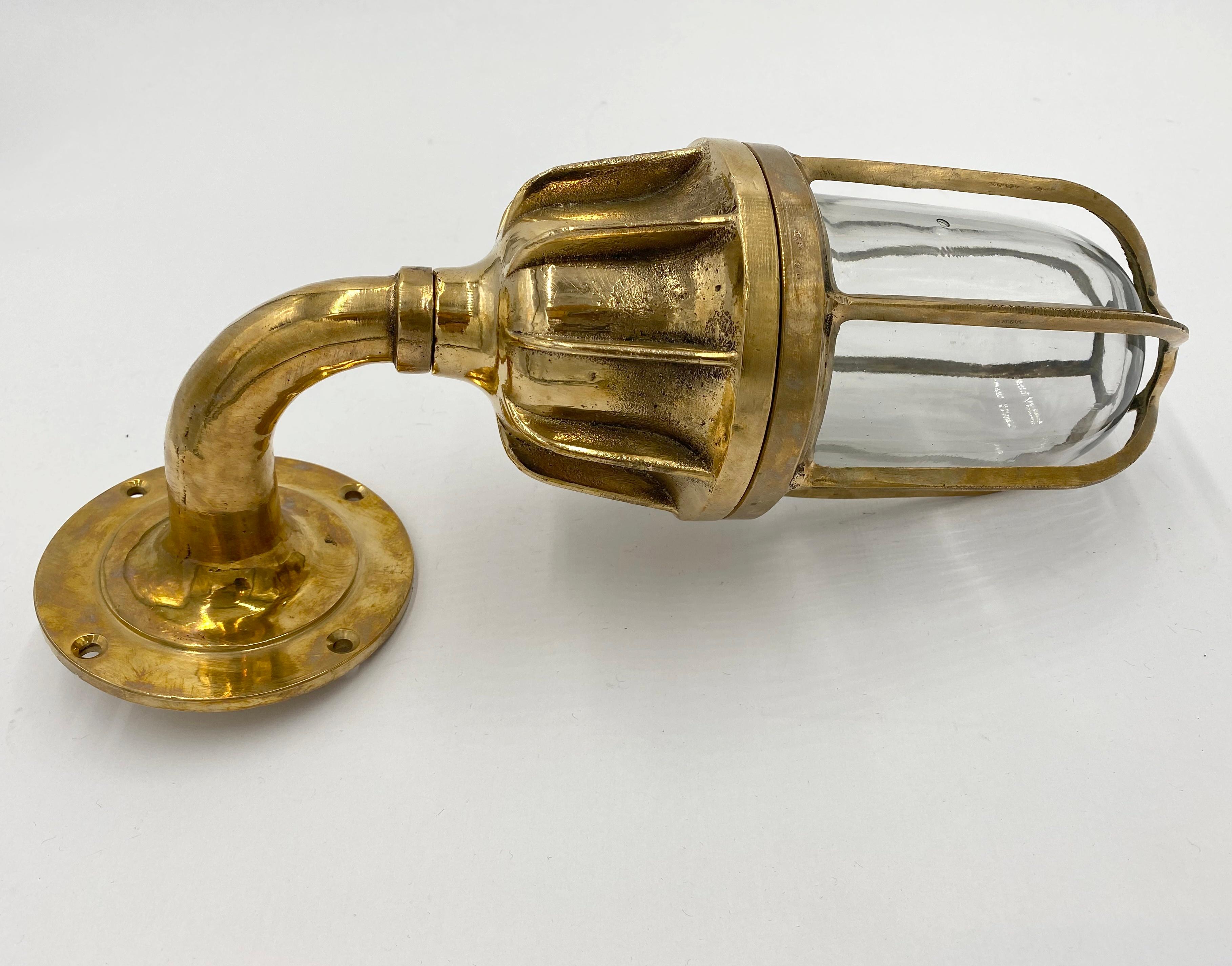 Industriale Lampada da nave nautica in ottone con alloggiamento a paletta Qtà disponibile in vendita