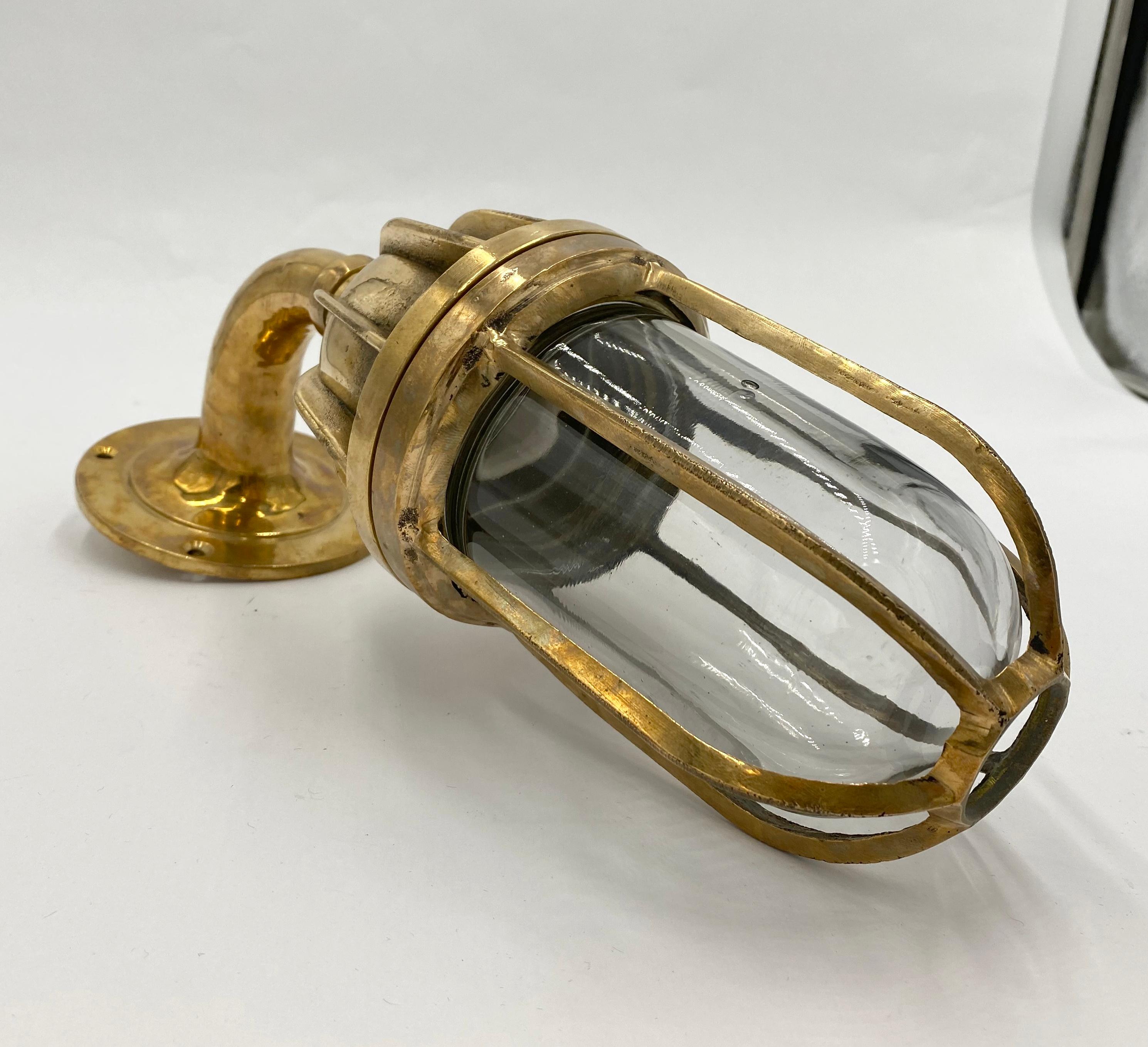 Lucidato Lampada da nave nautica in ottone con alloggiamento a paletta Qtà disponibile in vendita