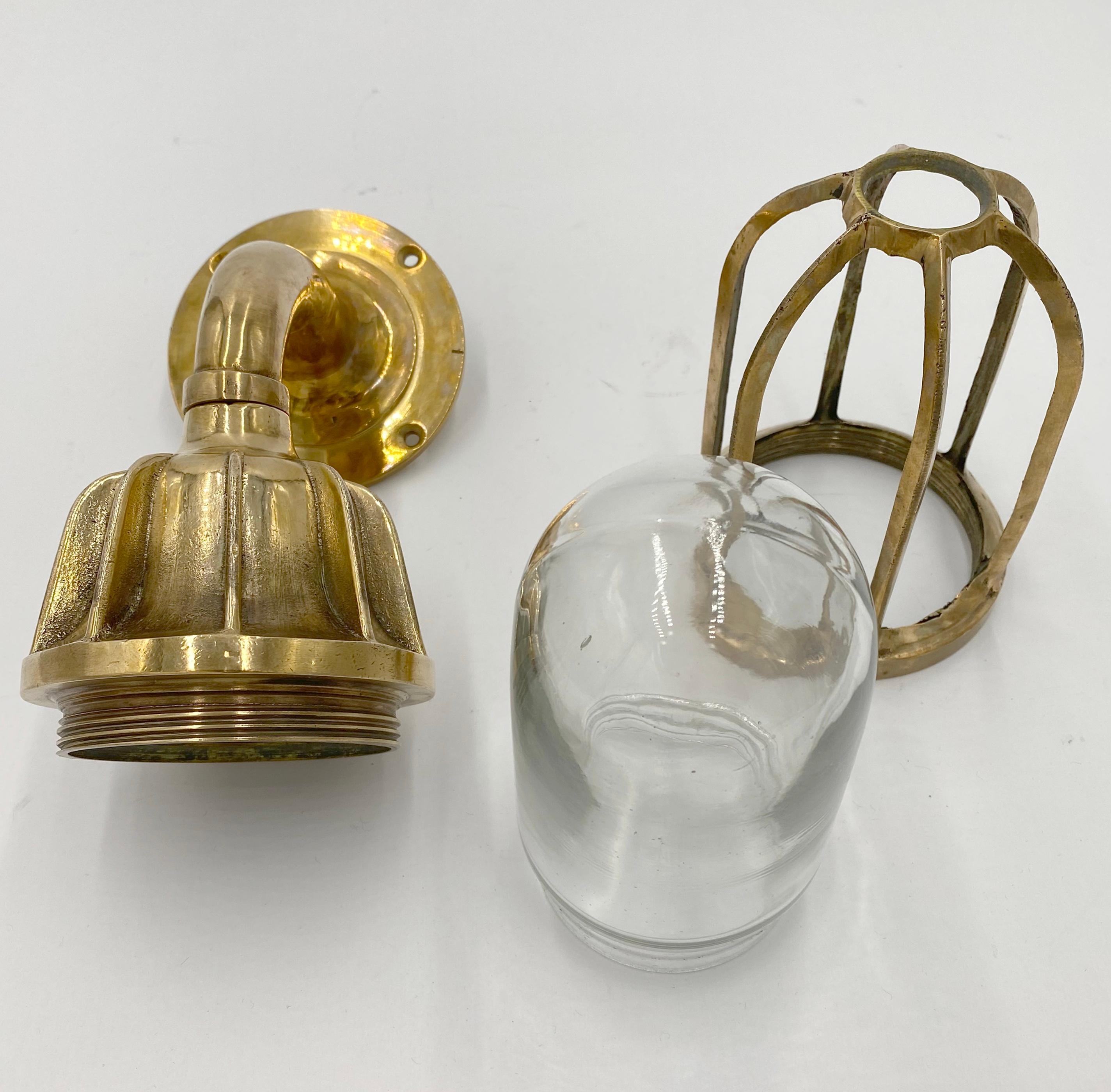 Lampada da nave nautica in ottone con alloggiamento a paletta Qtà disponibile In condizioni buone in vendita a New York, NY