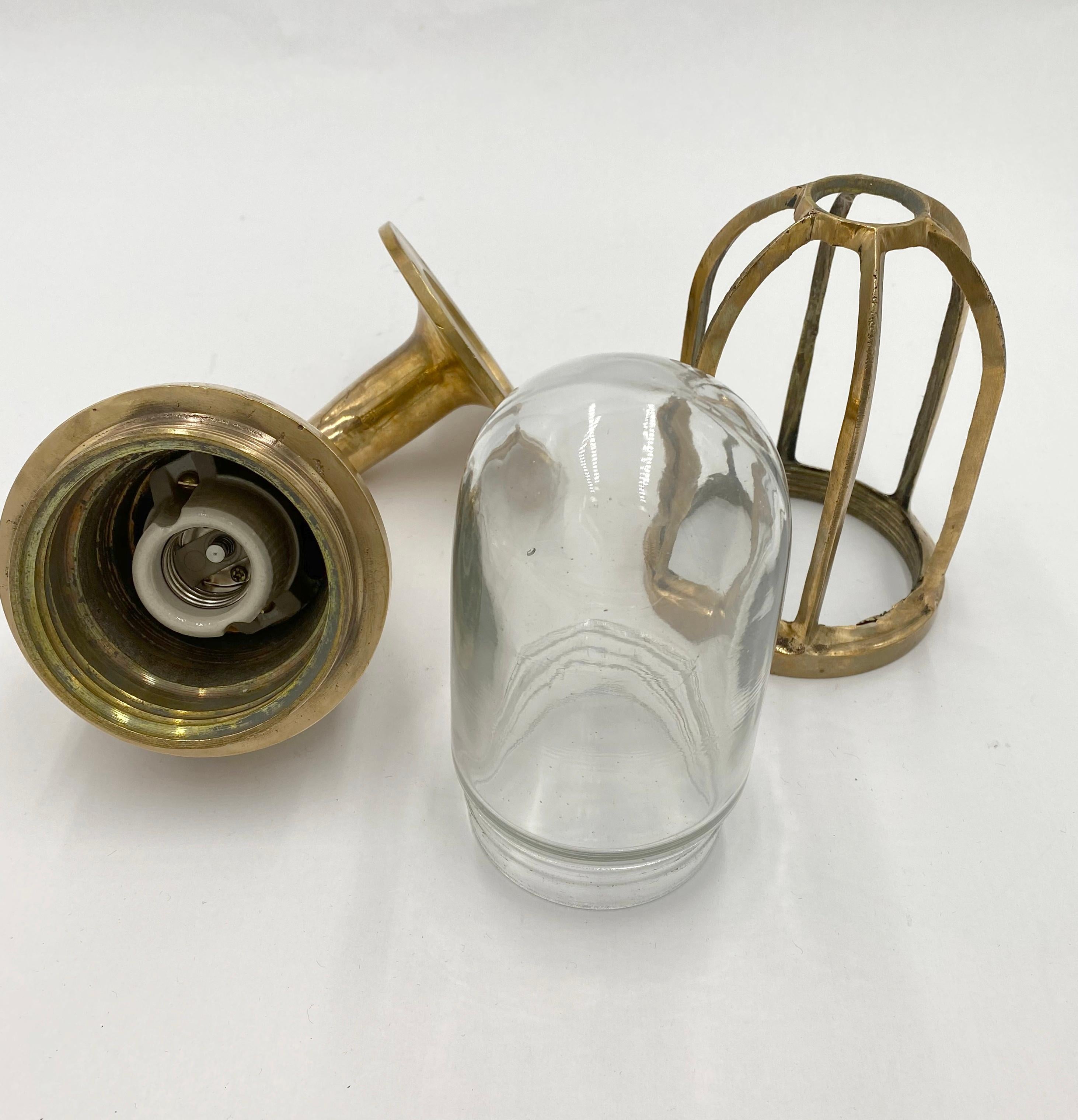 XXI secolo e contemporaneo Lampada da nave nautica in ottone con alloggiamento a paletta Qtà disponibile in vendita